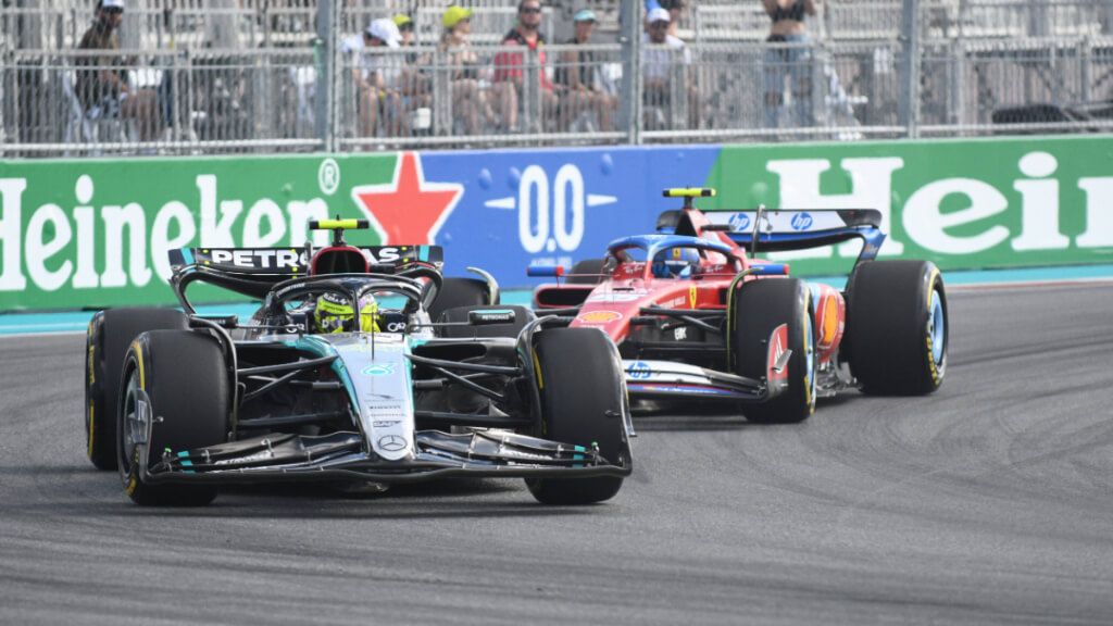  Carlos Sainz y Lewis Hamilton, en el GP de Miami.