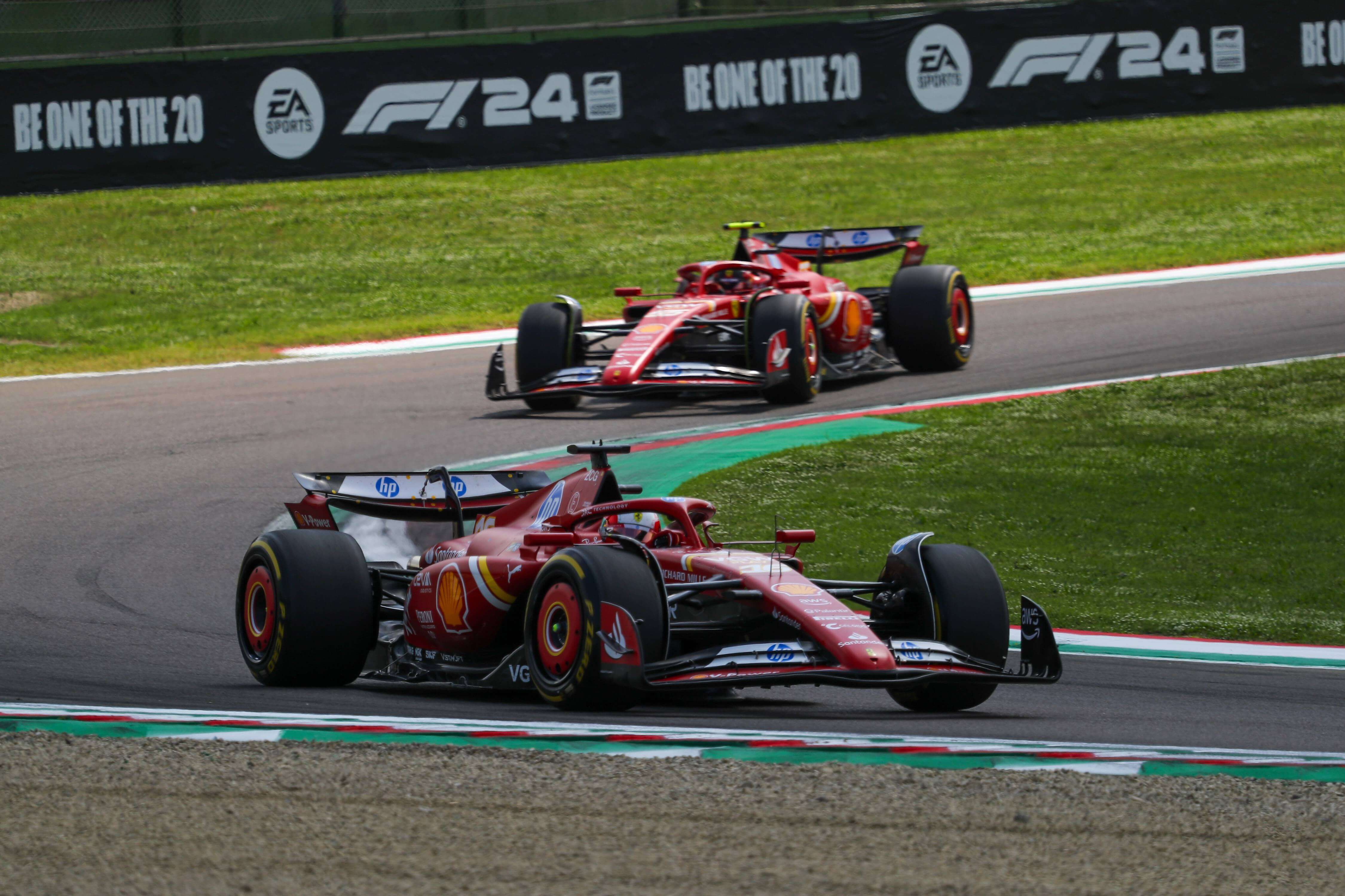 Carlos Sainz y Charles Leclerc, en el GP de Imola.