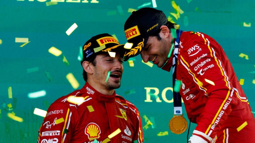  Carlos Sainz y Charles Leclerc, celebrando un podio en Ferrari.