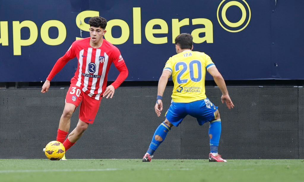 Salim El Jebari encara a Iza en el Cádiz-Atlético de Madrid.