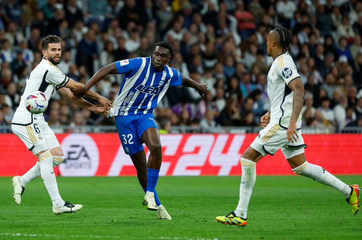  Samu Omorodion pelea con Nacho y Militao en el Real Madrid-Alavés.