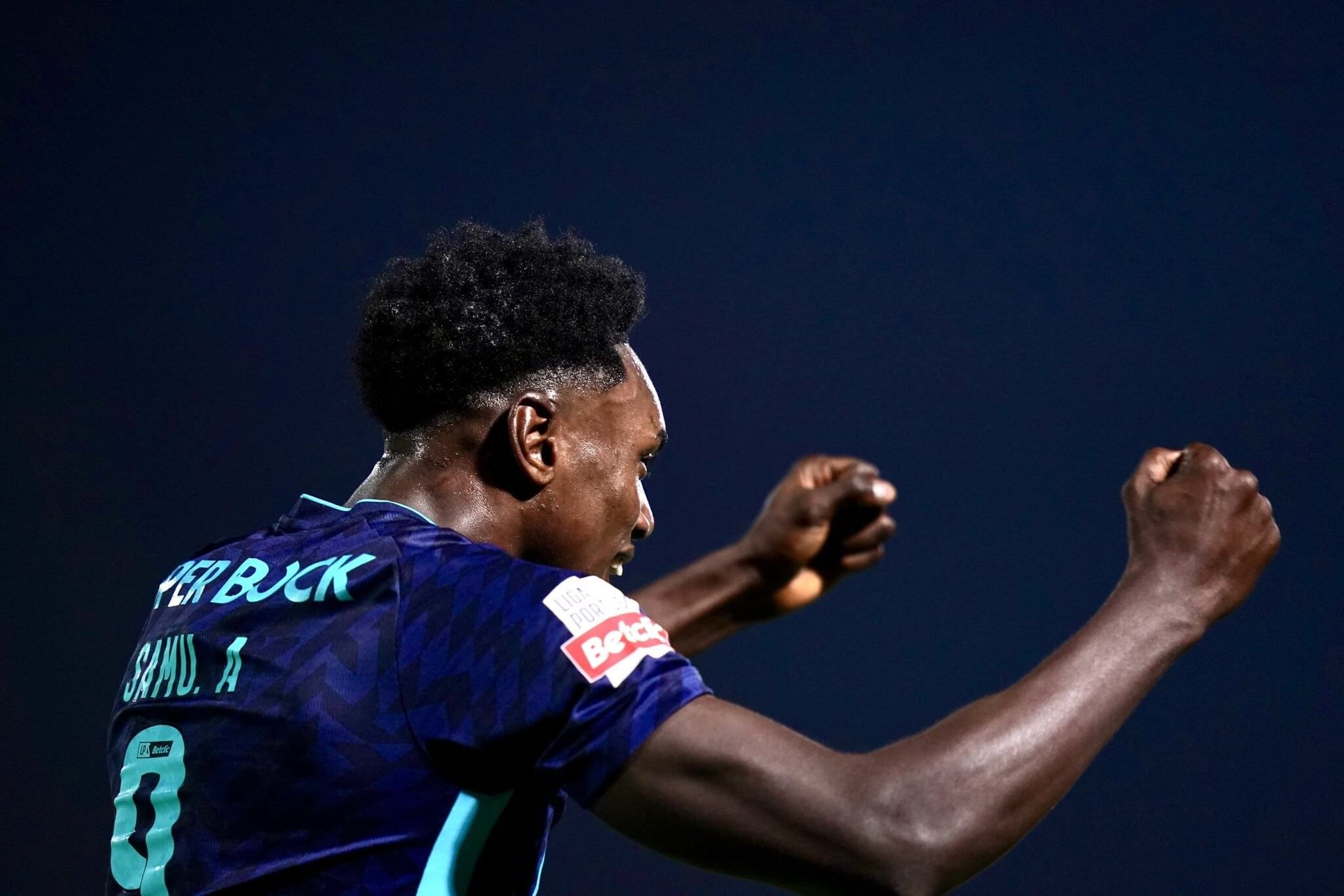 Samu Omorodion celebra un gol con el Oporto en Vila das Aves.