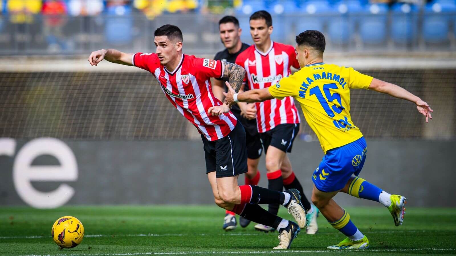 El internacional Oihan Sancet pelea y se la lleva ante la UD Las Palmas.