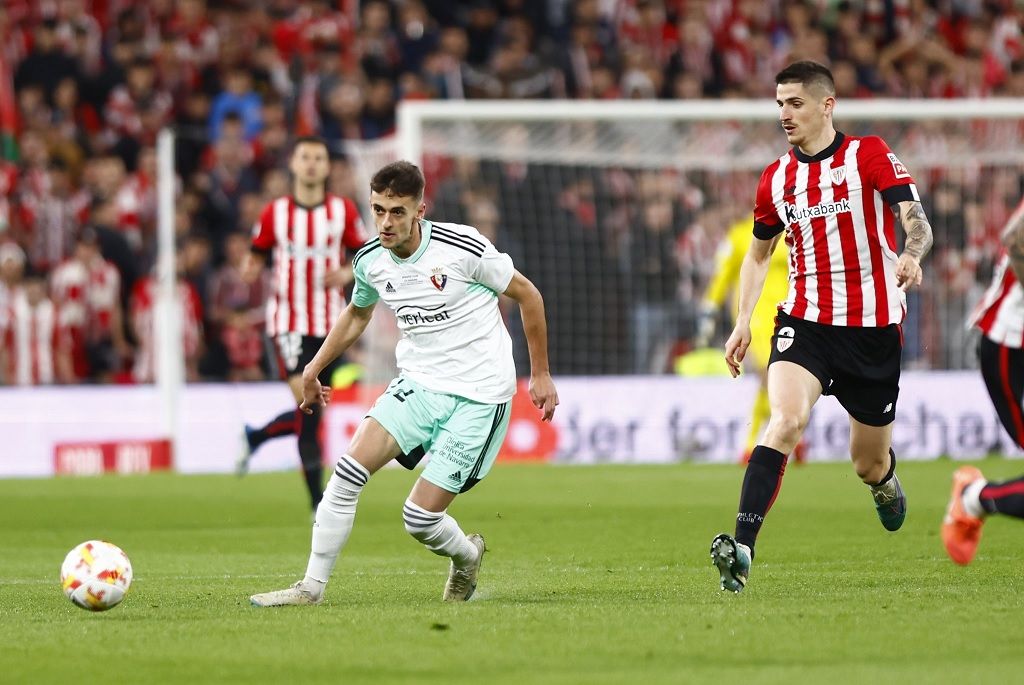 Oihan Sancet persigue a su paisano Aimar Oroz en el Athletic Club - CA Osasuna de Copa jugado en San Mamés.