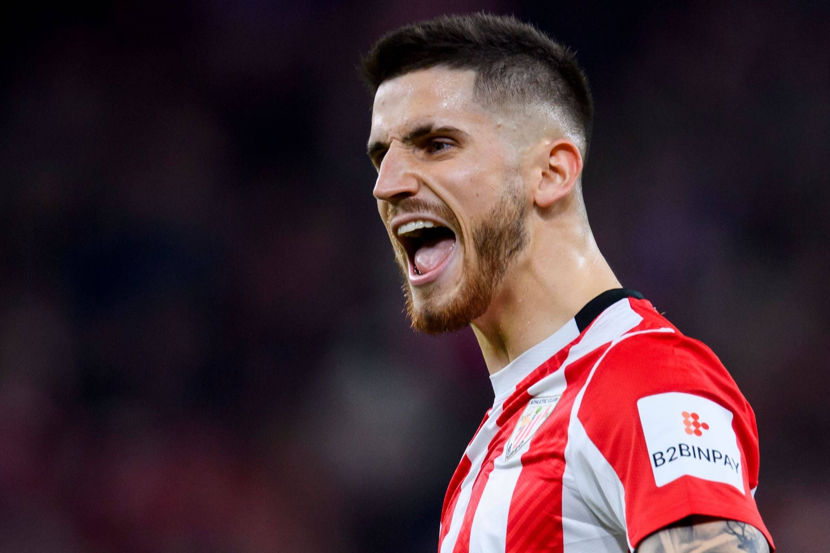  Gesto de garra del 'Ciervo' Oihan Sancet en un partido.