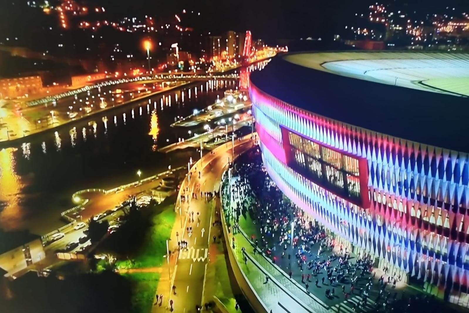  San Mamés, 'La Catedral', en una noche de partido, como la de este sábado ante el Deportivo Alavés.
