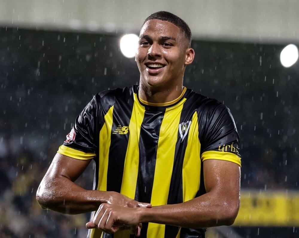  El delantero babazorro Maroan Sannadi celebra un gol con el Barakaldo CF.