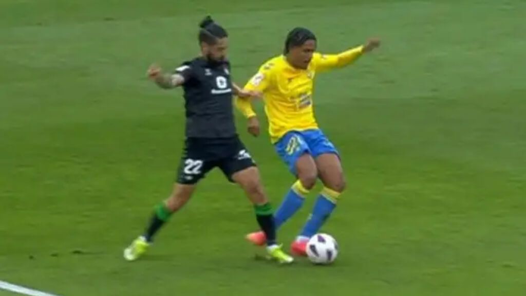 La acción entre Saúl Coco e Isco (Fuente: DAZN)