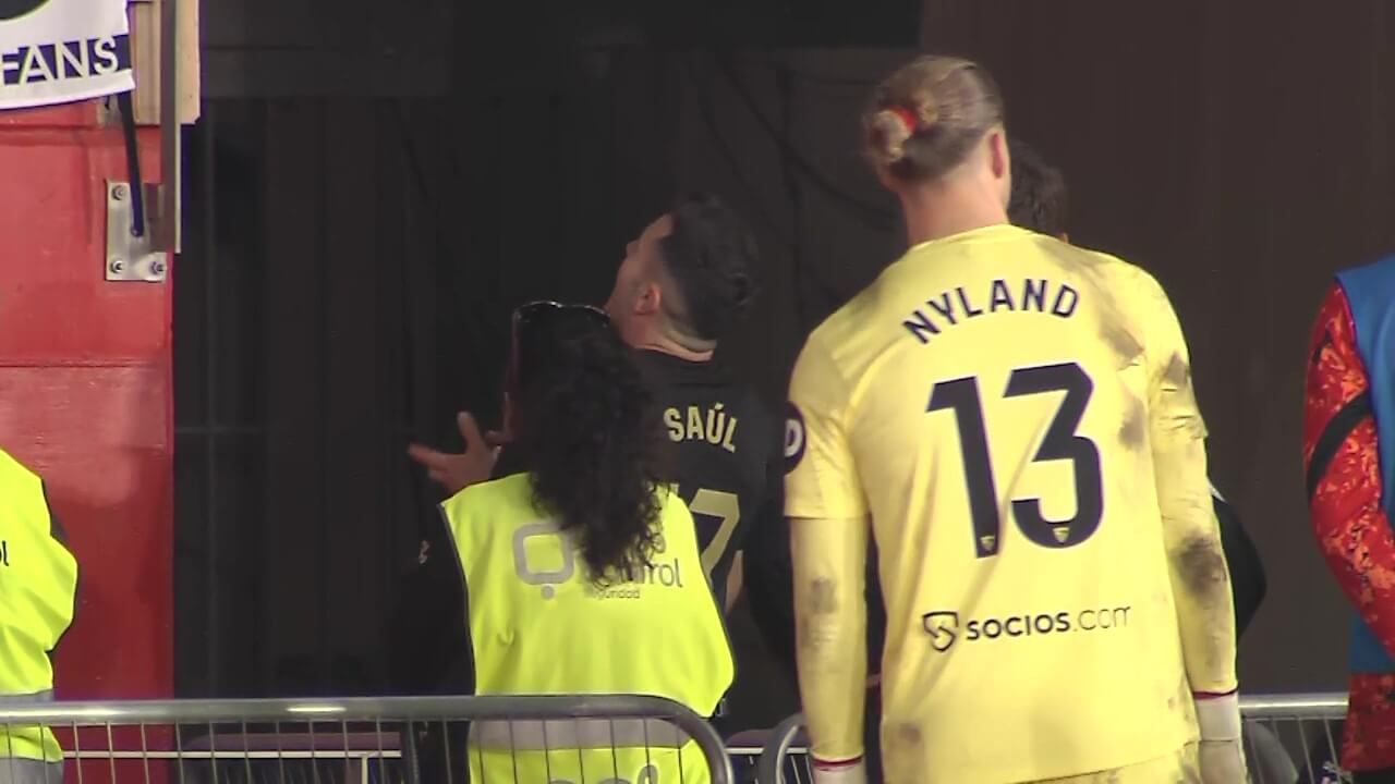  Saúl Ñíguez da la cara con los aficionados del Sevilla en Almería.