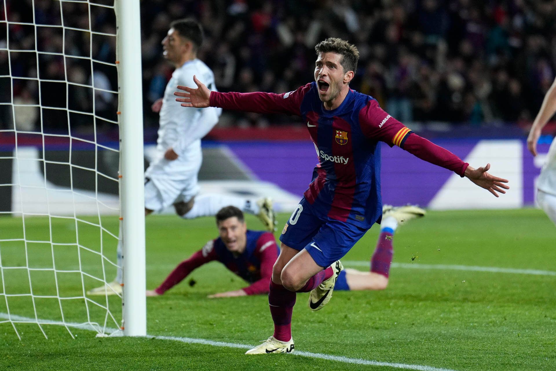 Sergi Roberto celebrando el gol de Lewandowski ante el Nápoles.