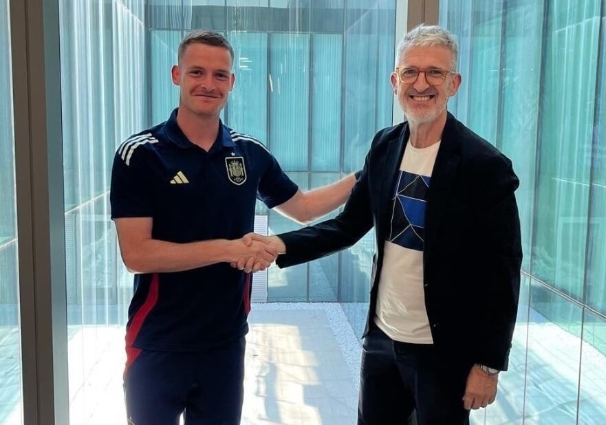 Sergio Gómez saluda a Roberto Olabe.