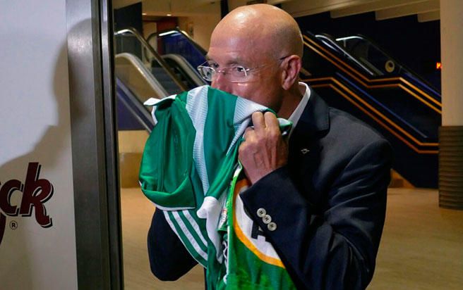 Serra Ferrer, besando el escudo.