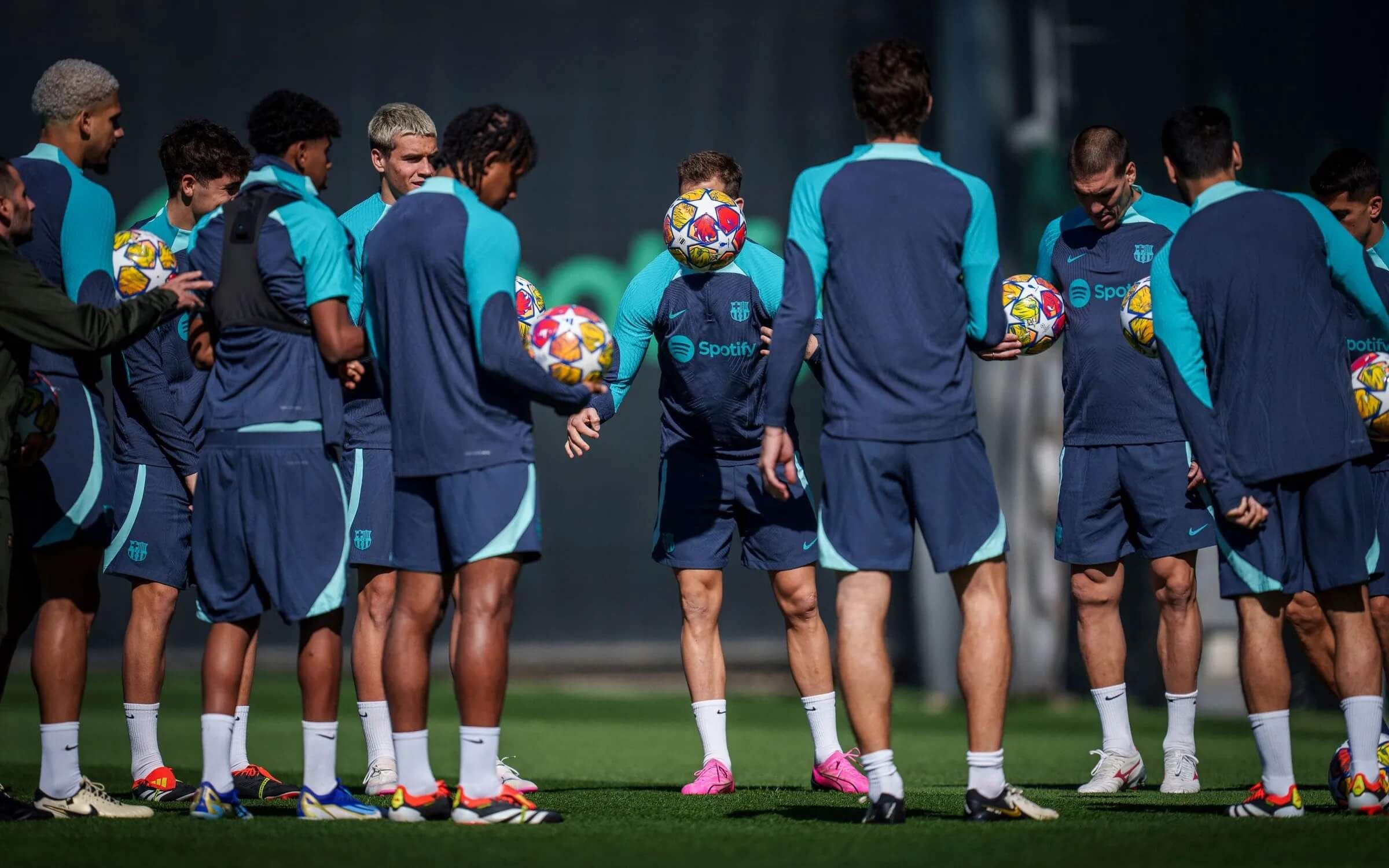 Los jugadores del Barcelona, en la sesión previa al partido ante el Nápoles.