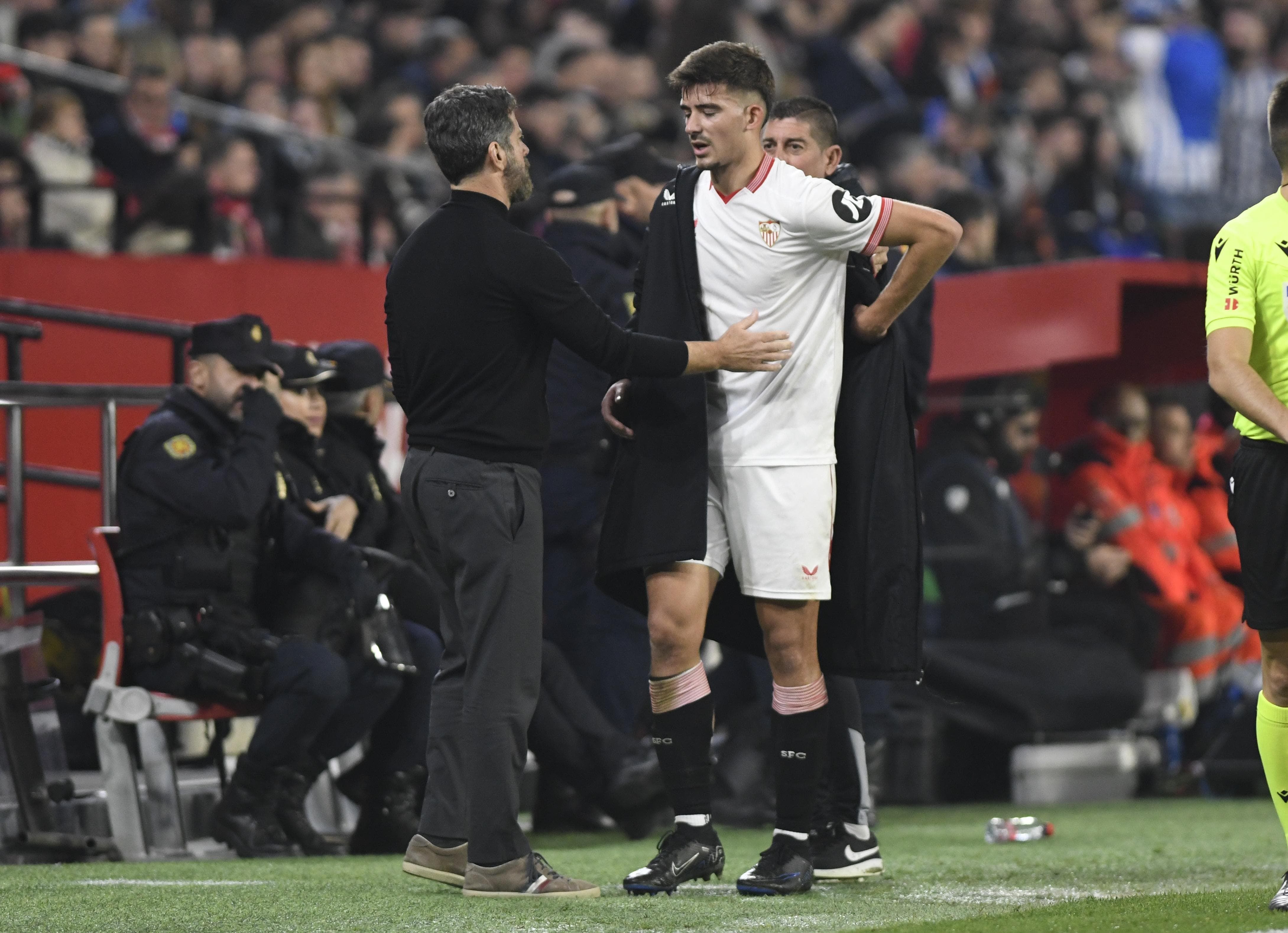 Quique consuela a Kike Salas durante el partido ante el Alavés: