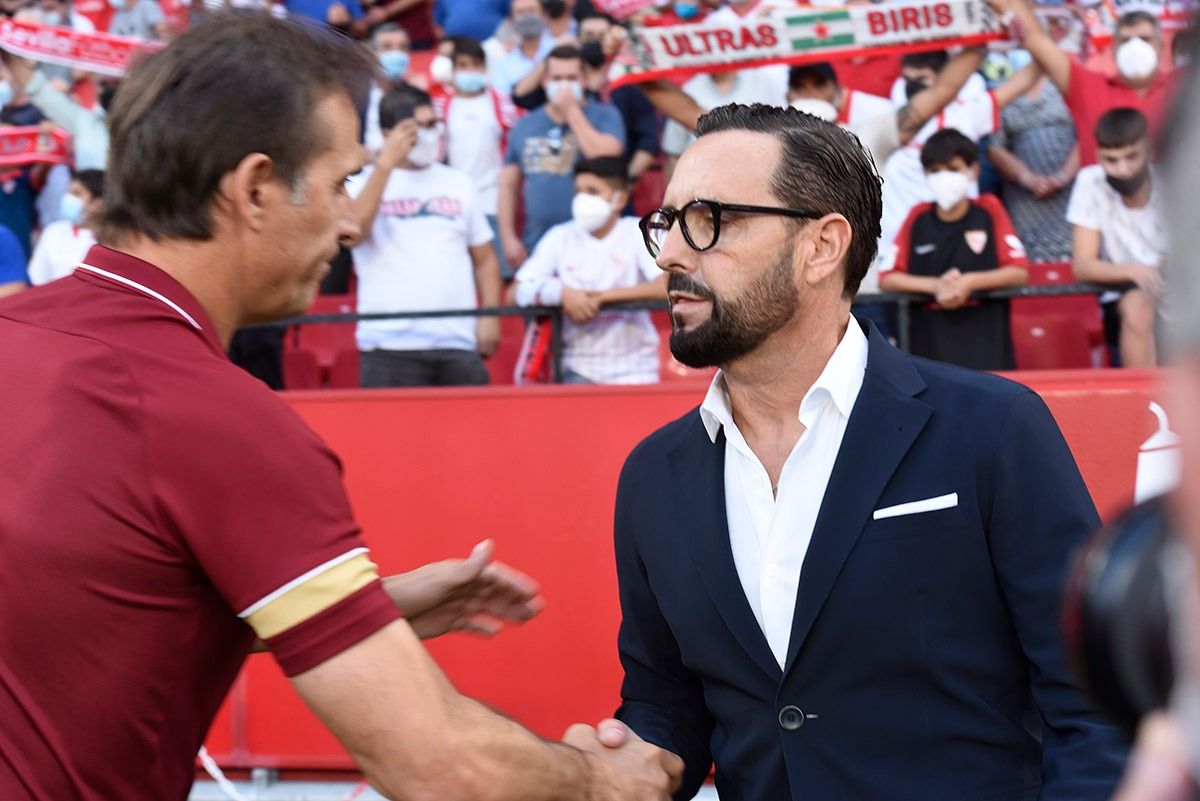 Bordalás, defendido por Ángel Torres, saludando a Lopetegui.