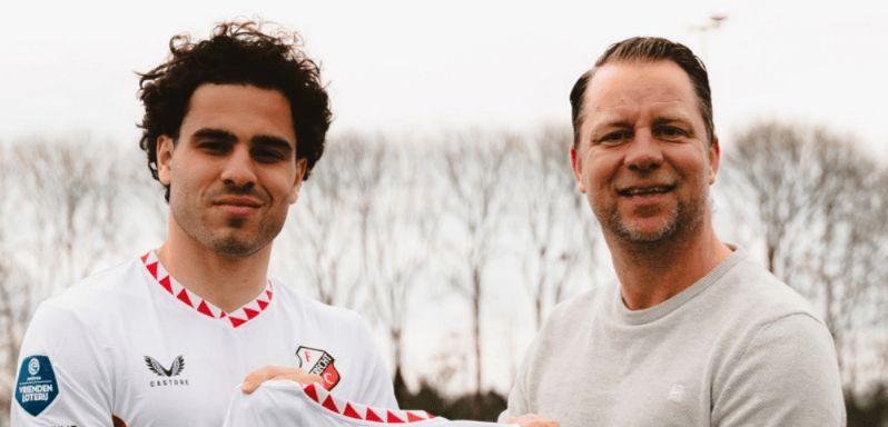  Miguel Rodríguez firma su nuevo contrato.