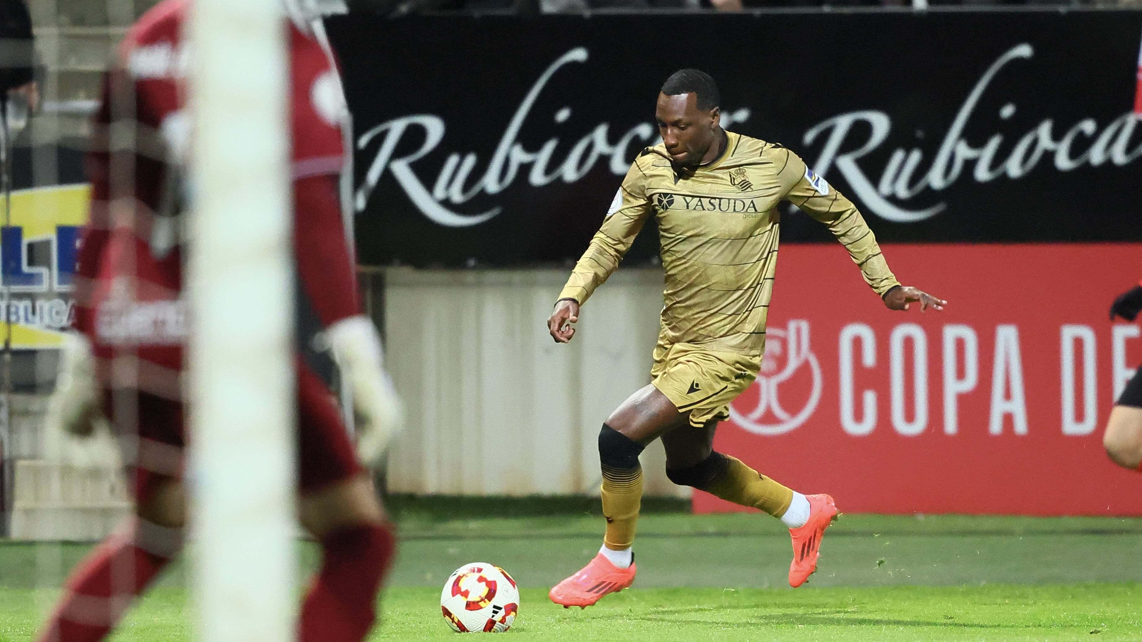  Sheraldo Becker conduce un balón en el Conquense-Real Sociedad.