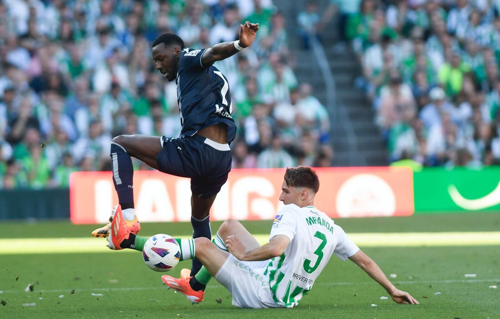  Sheraldo Becker pelea por un balón en el Benito Villamarín.