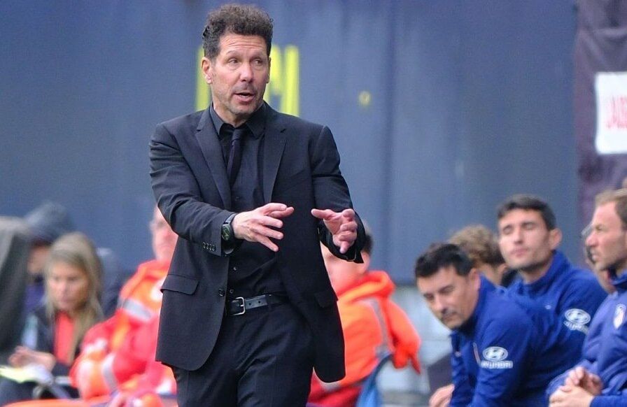 Simeone dando instrucciones en un partido del Atlético.