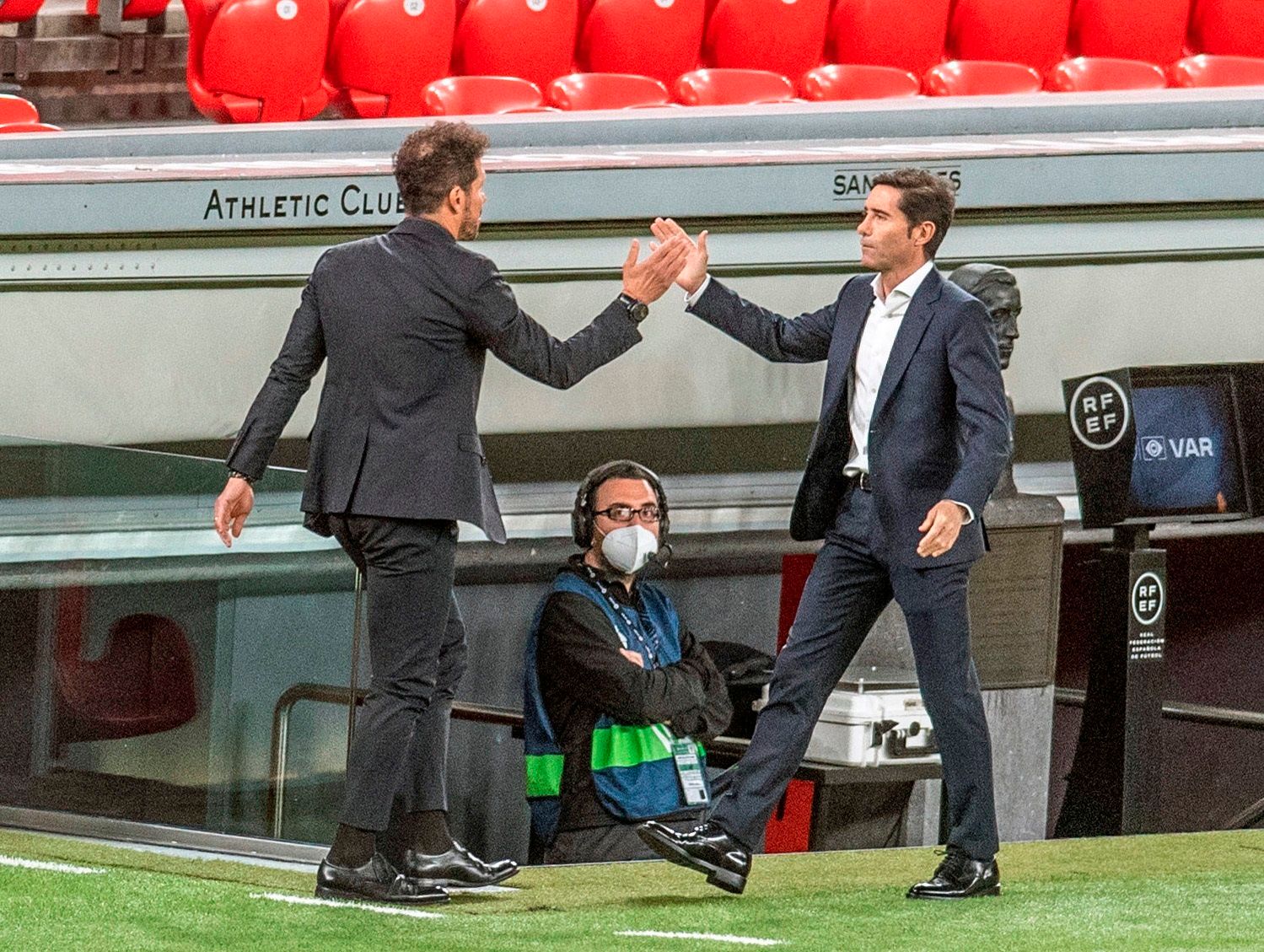 Simeone saluda a Marcelino antes del Athletic-Atlético de Madrid.