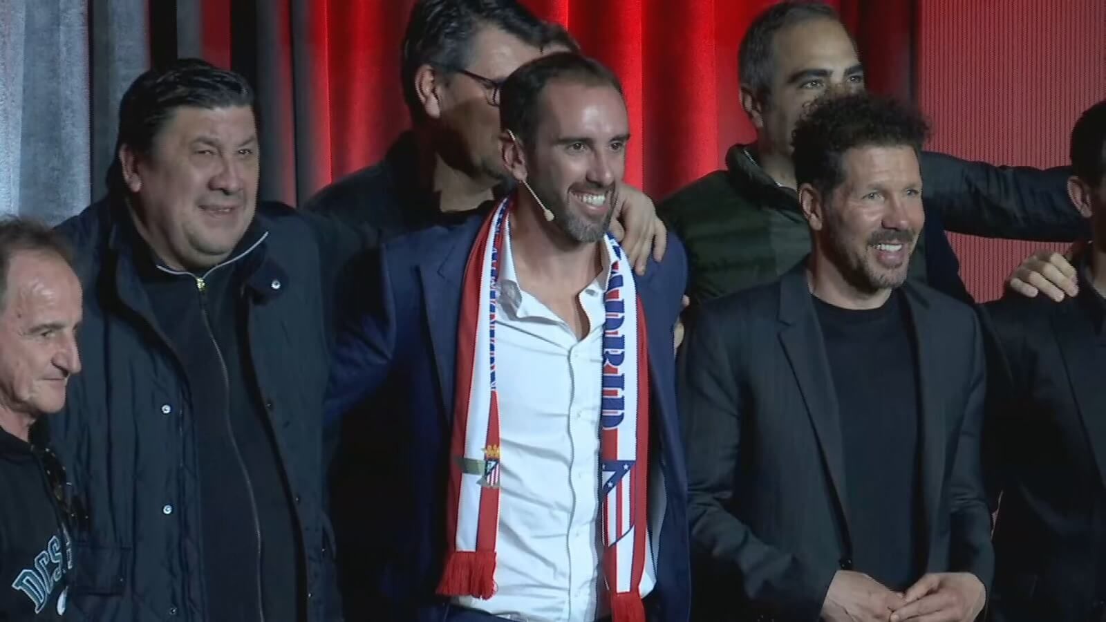  Simeone y Mono Burgos, junto a Diego Godín en su homenaje.