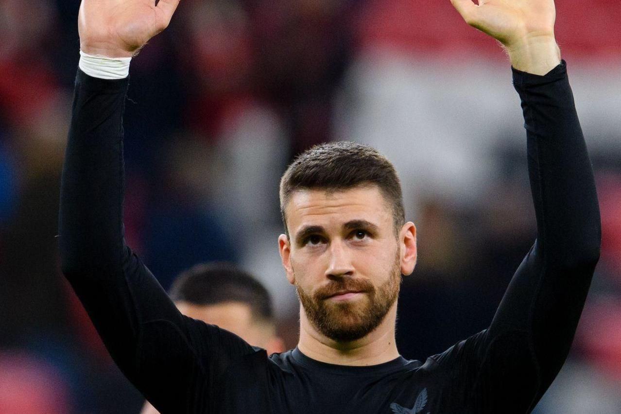 El guardameta alavés Unai Simón saluda e inscribe su nombre en la historia.