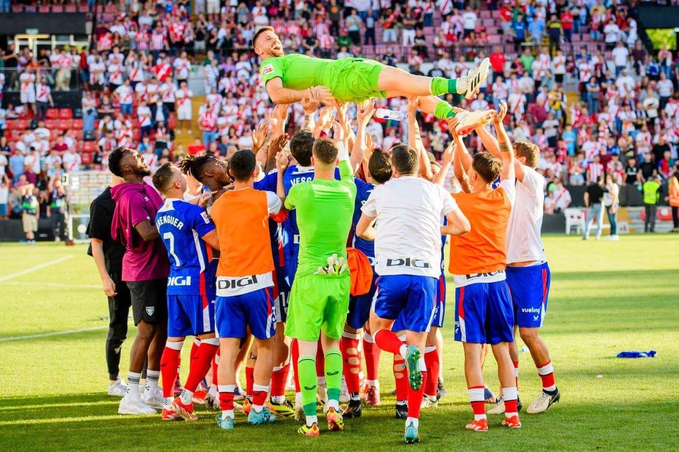  Manteo a Unai Simón tras ganar el trofeo Zamora al acabar el partido ante el Rayo en Vallecas.