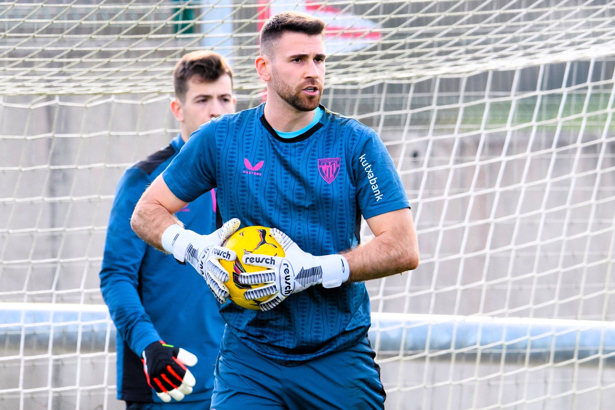 El portero Unai Simón se entrena en Lezama junto a su compañero Julen Agirrezabala.