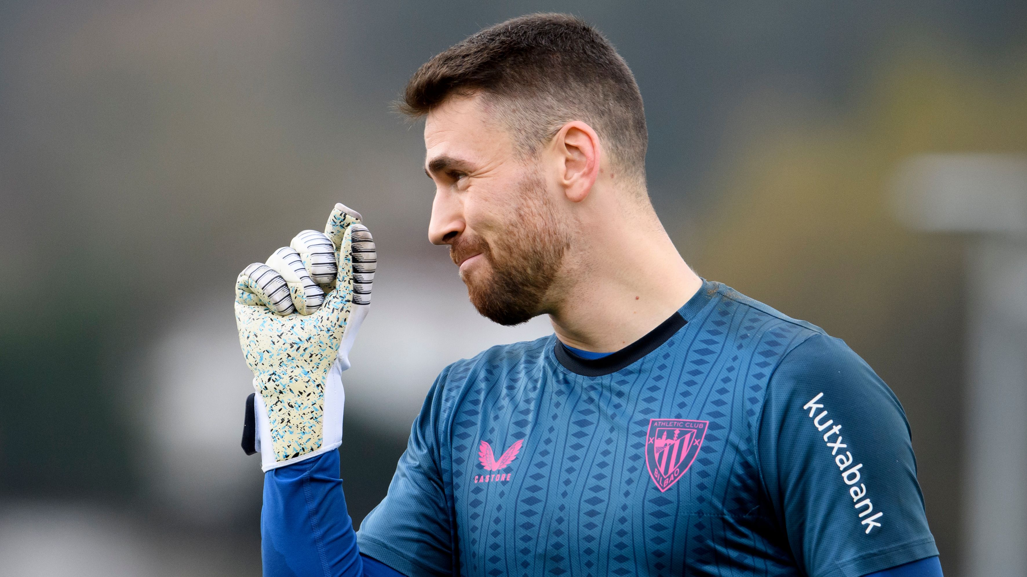 Gesto del portero Unai Simón, durante una jornada en Lezama.