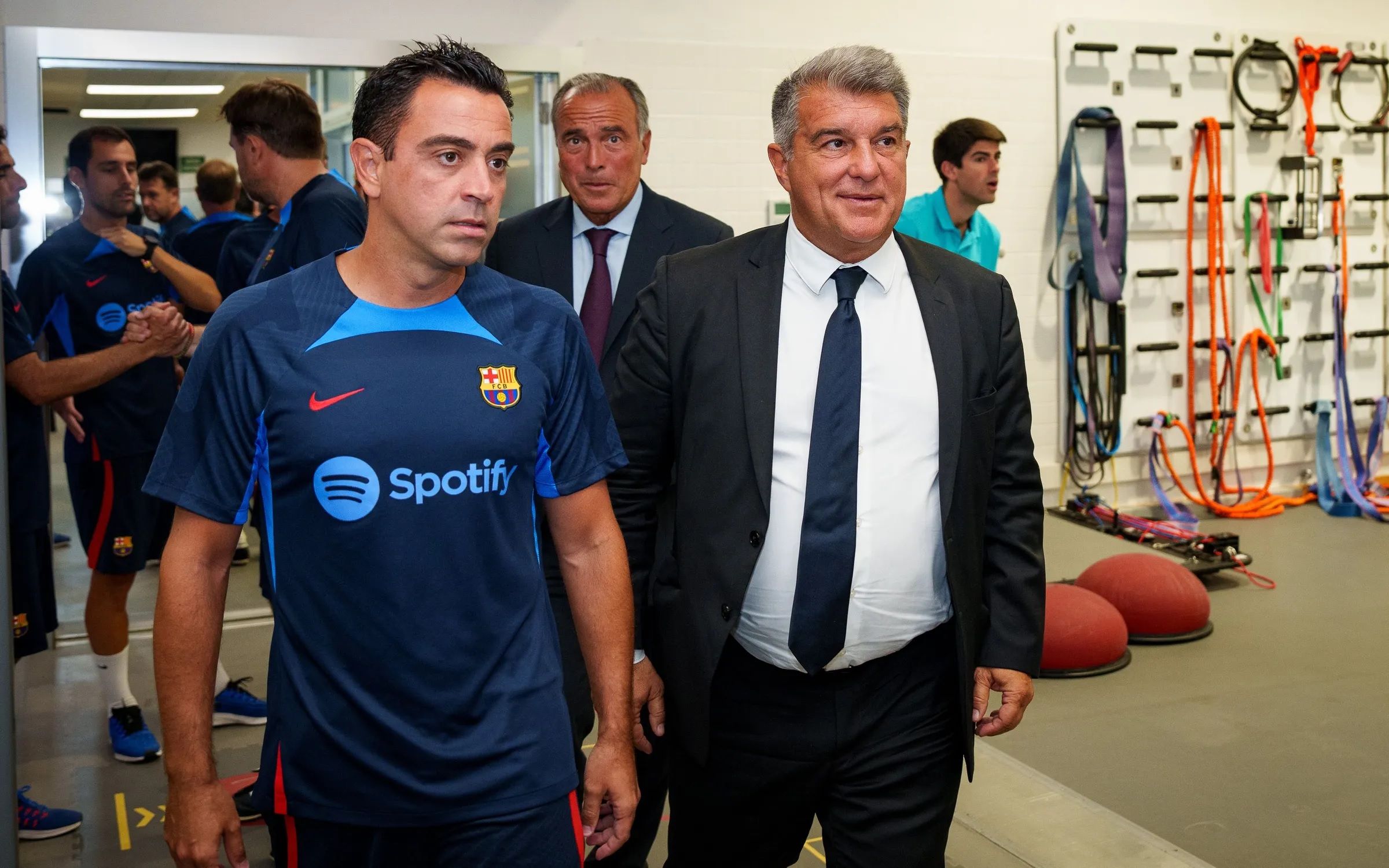 Xavi Hernández y Joan Laporta, en el vestuario del Barcelona.