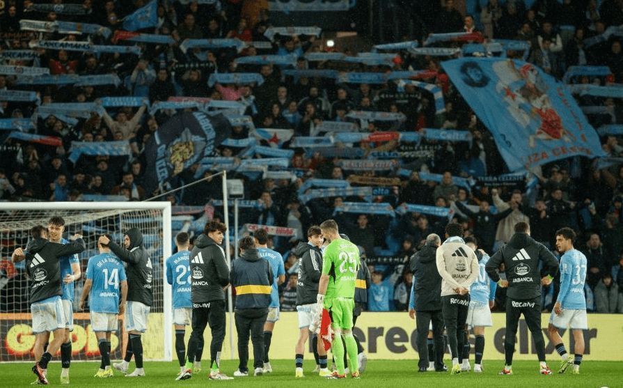 Los jugadores dan las gracias a la afición en Balaídos.