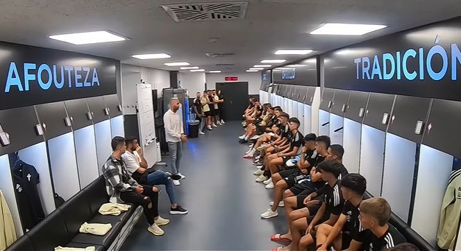  Cladio Giráldez dando una charla a sus jugadores.