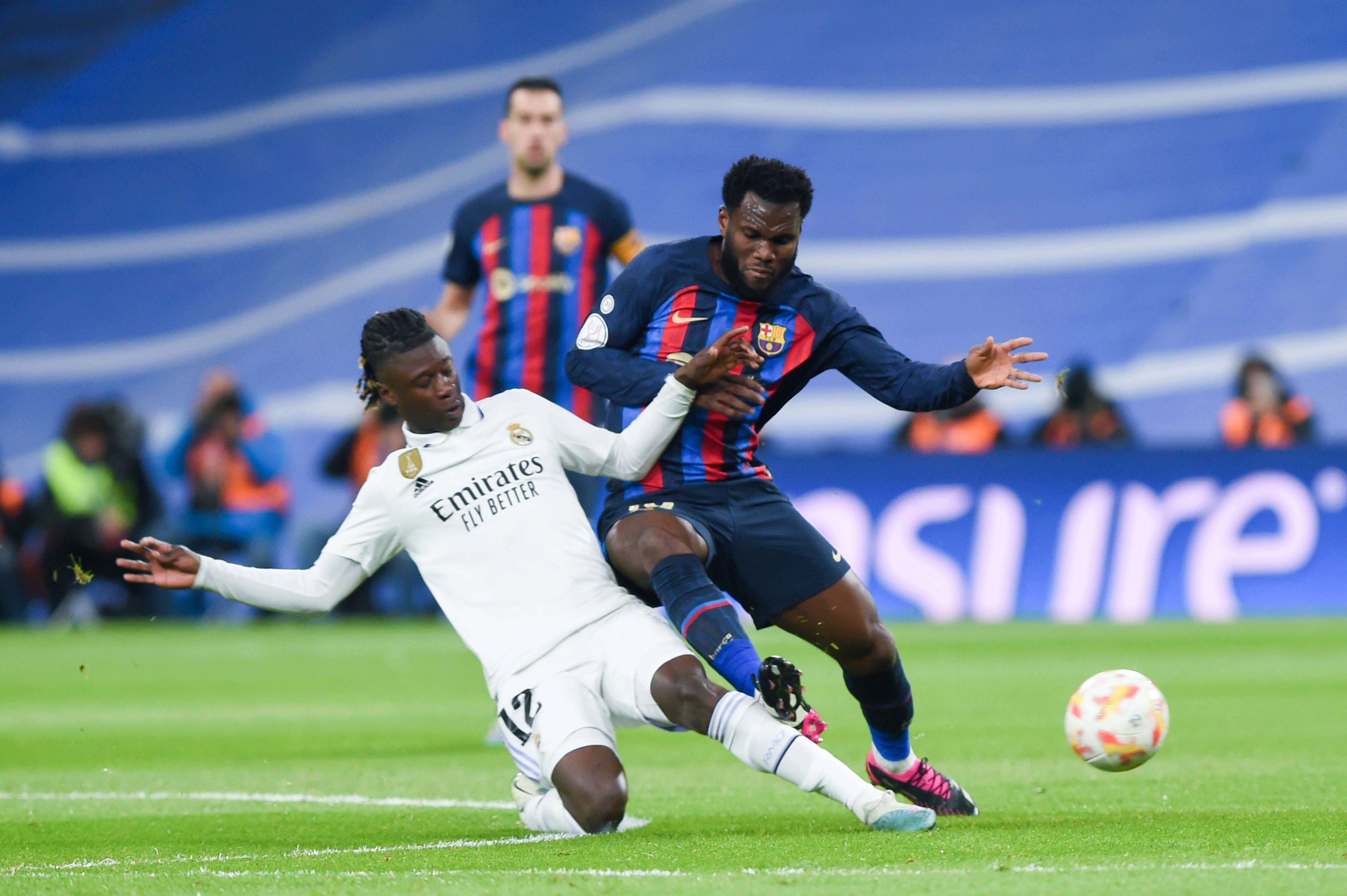  Franck Kessie junto a Camavinga