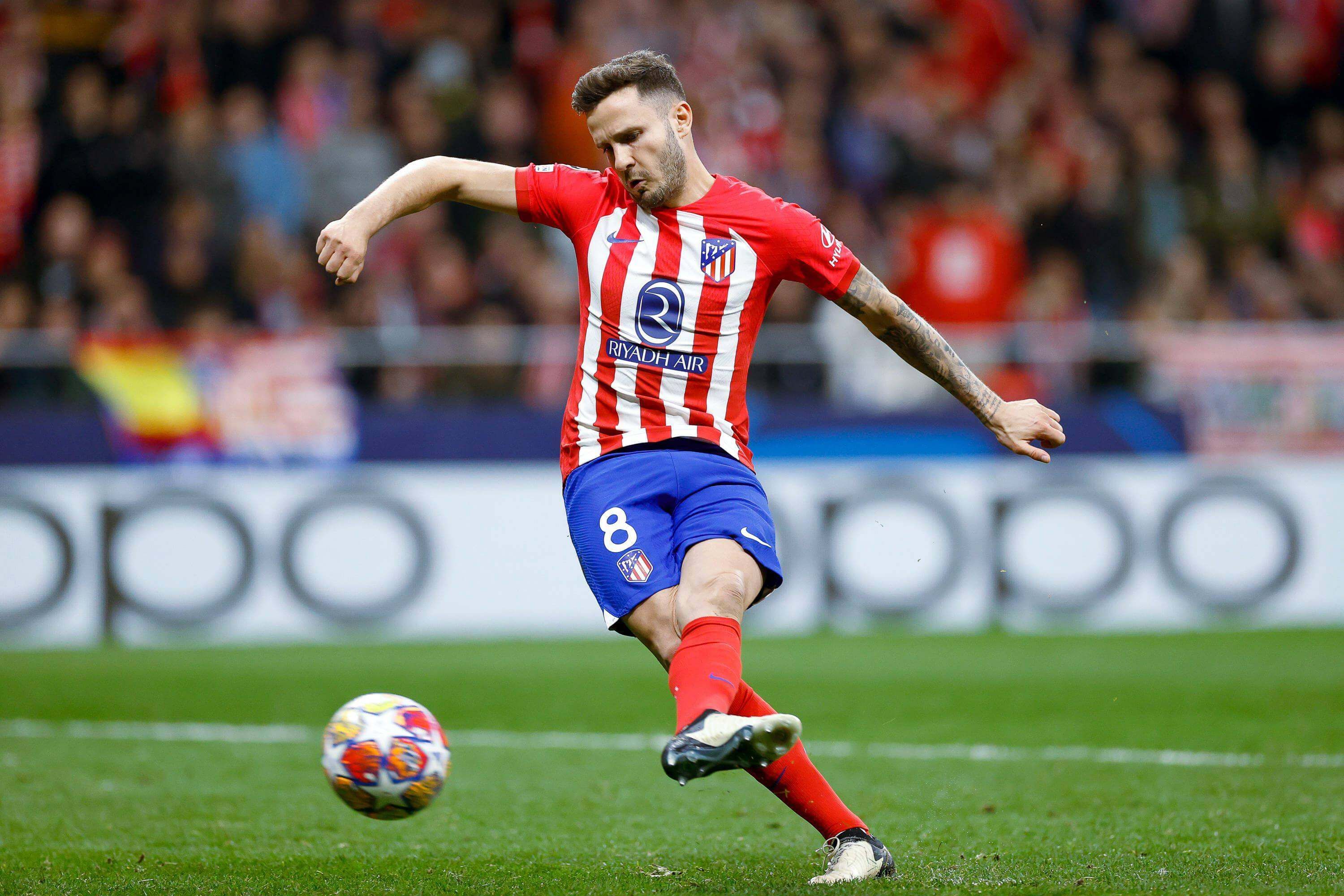  Saúl, lanzando el penalti que falló frente al Inter de Milán