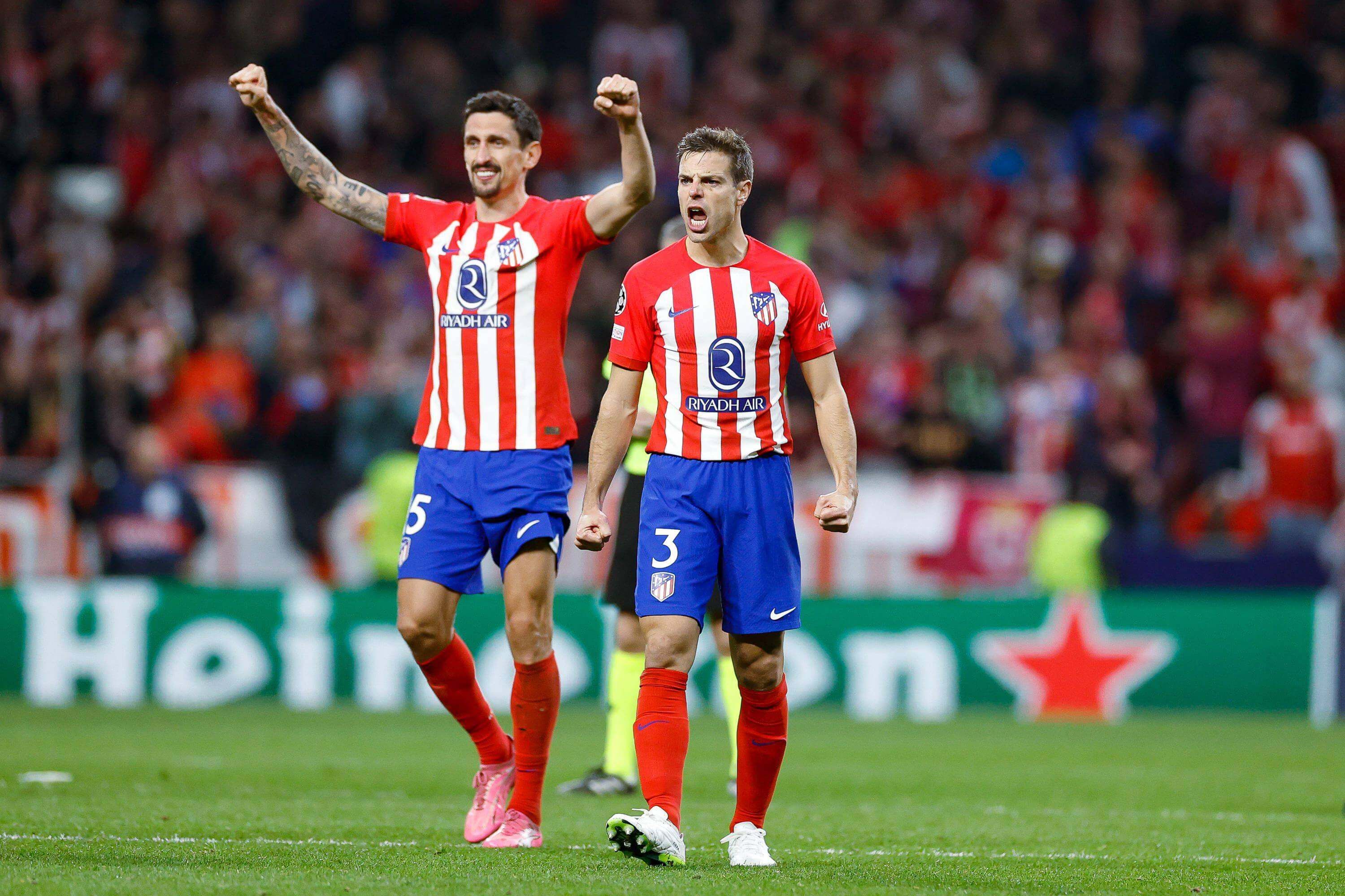 Stefan Savic y César Azpilicueta, en un partido del Atlético.