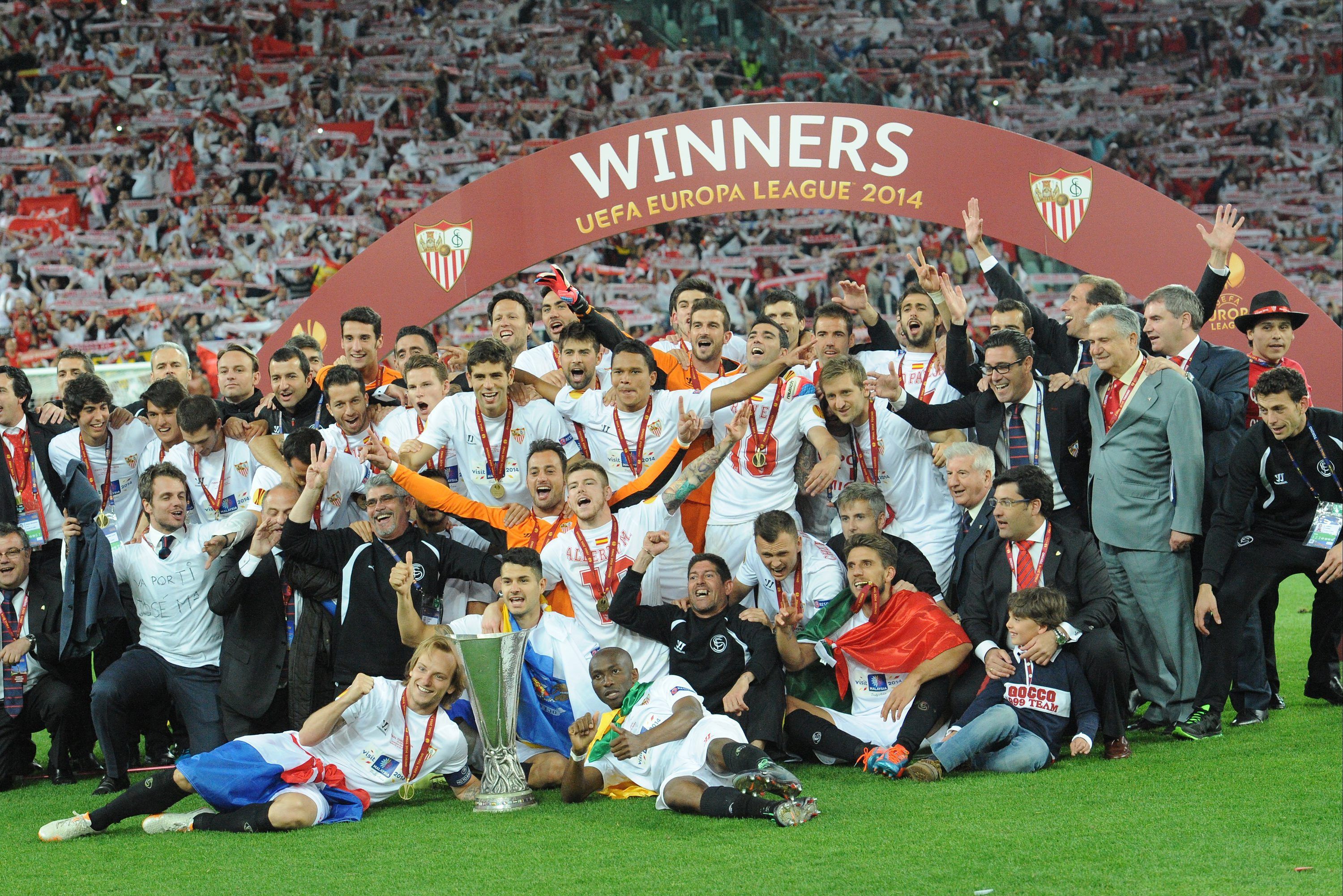 El Sevilla celebra en Turín su tercera Europa League.