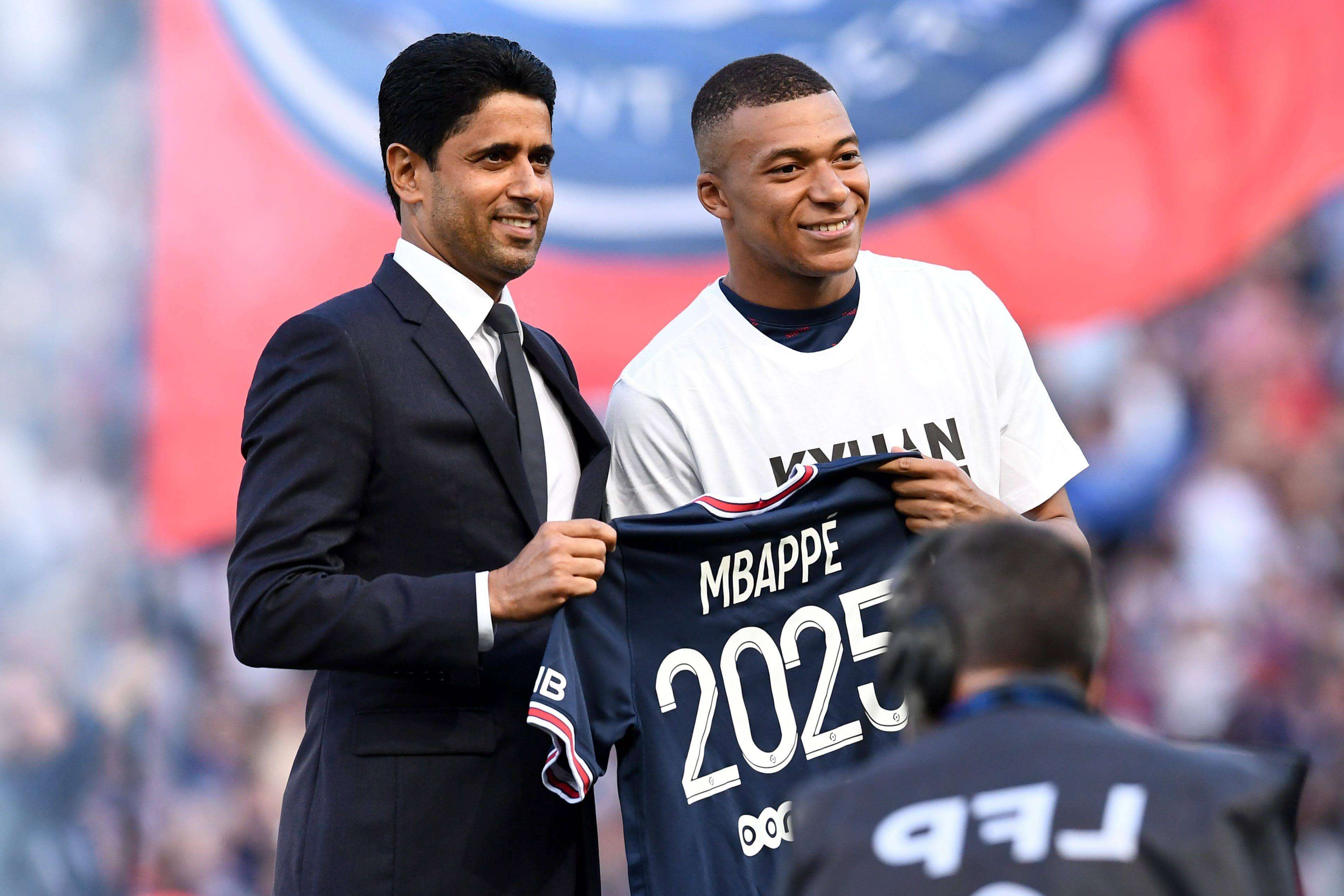 Al Khelaifi con Kylian Mbappé en su última renovación con el PSG.