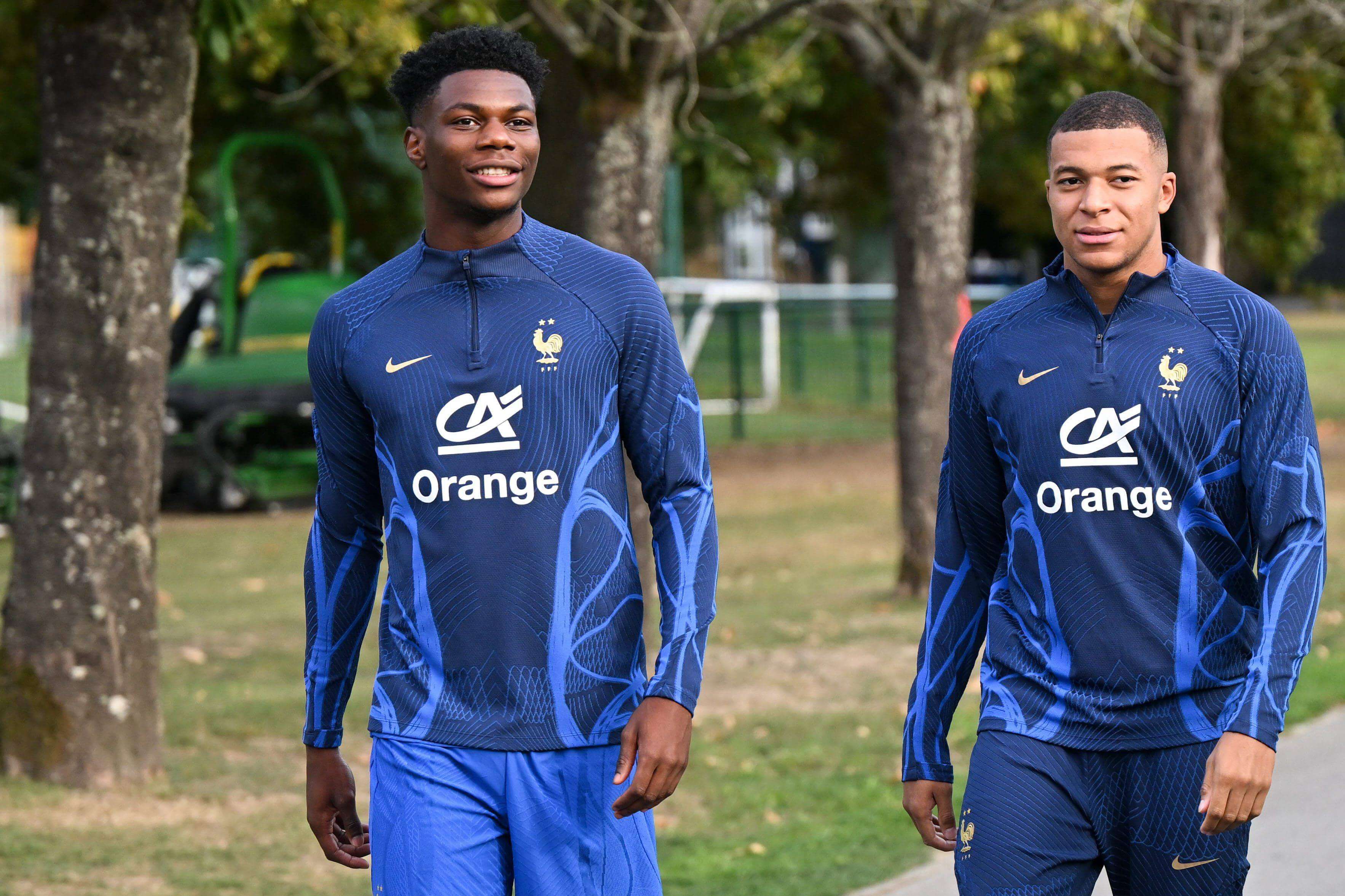  Aurélien Tchouaméni junto a Kylian Mbappé en la concentración de Francia