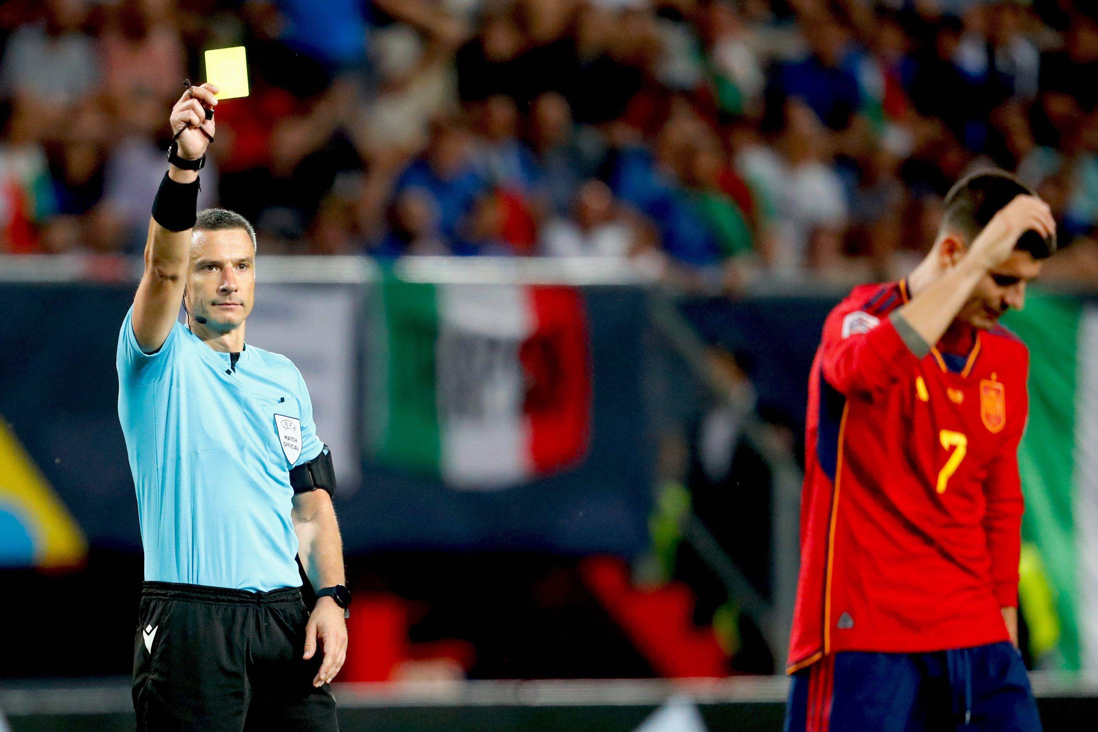  Slavko Vincic muestra la amarilla a Álvaro Morata (Cordon Press)