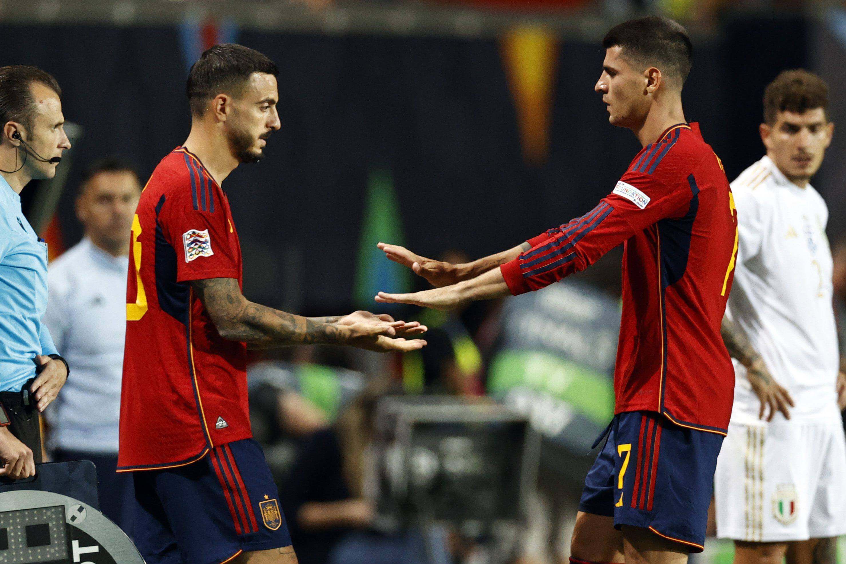  Álvaro Morata siendo sustituido por Joselu Mato con la selección española (Cordon Press)