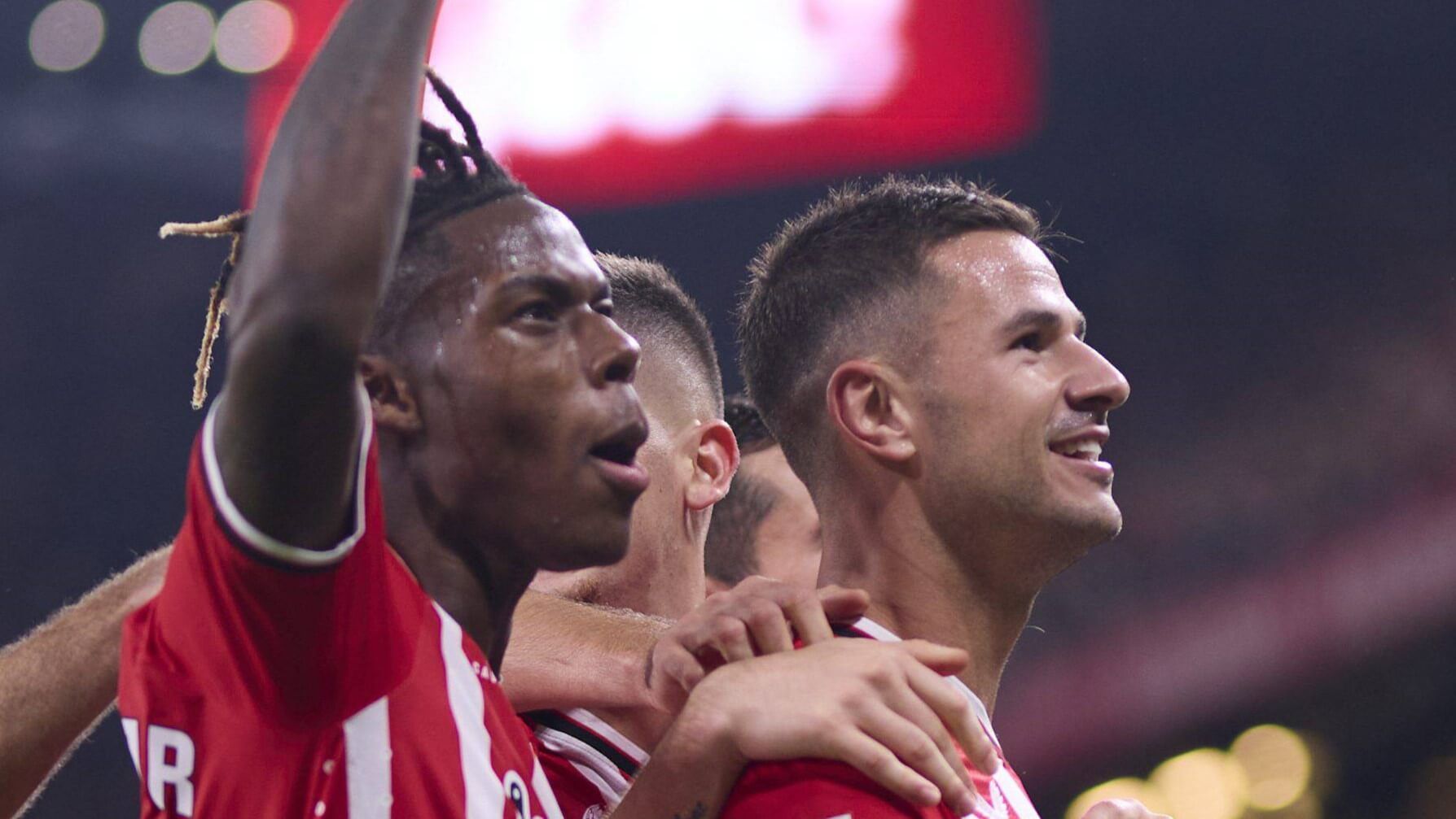  Nico Williams y Gorka Guruzeta celebran un gol del Athletic Club.