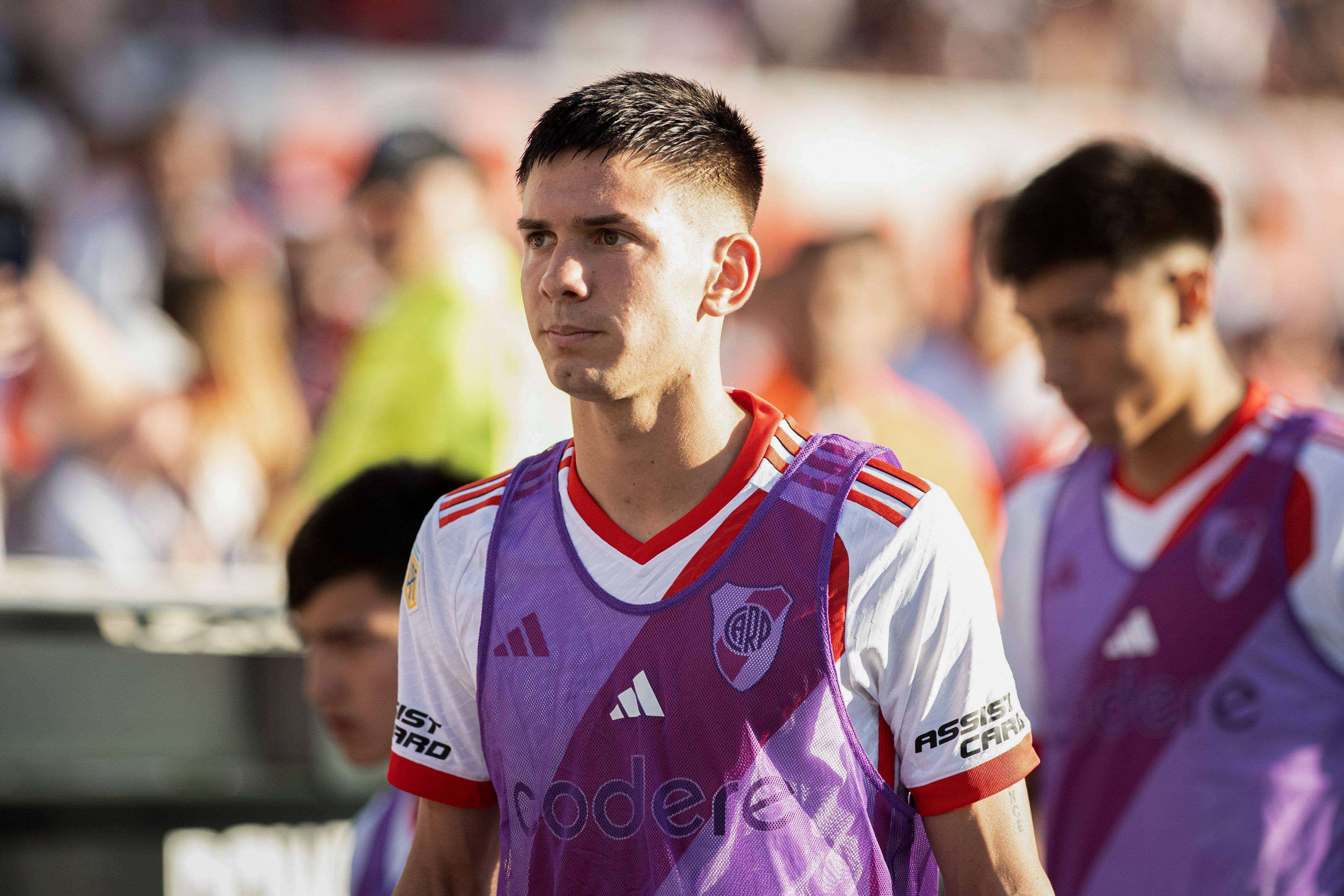  Mastantuono, con el peto en un encuentro de River Plate (FOTO: Cordón Press).