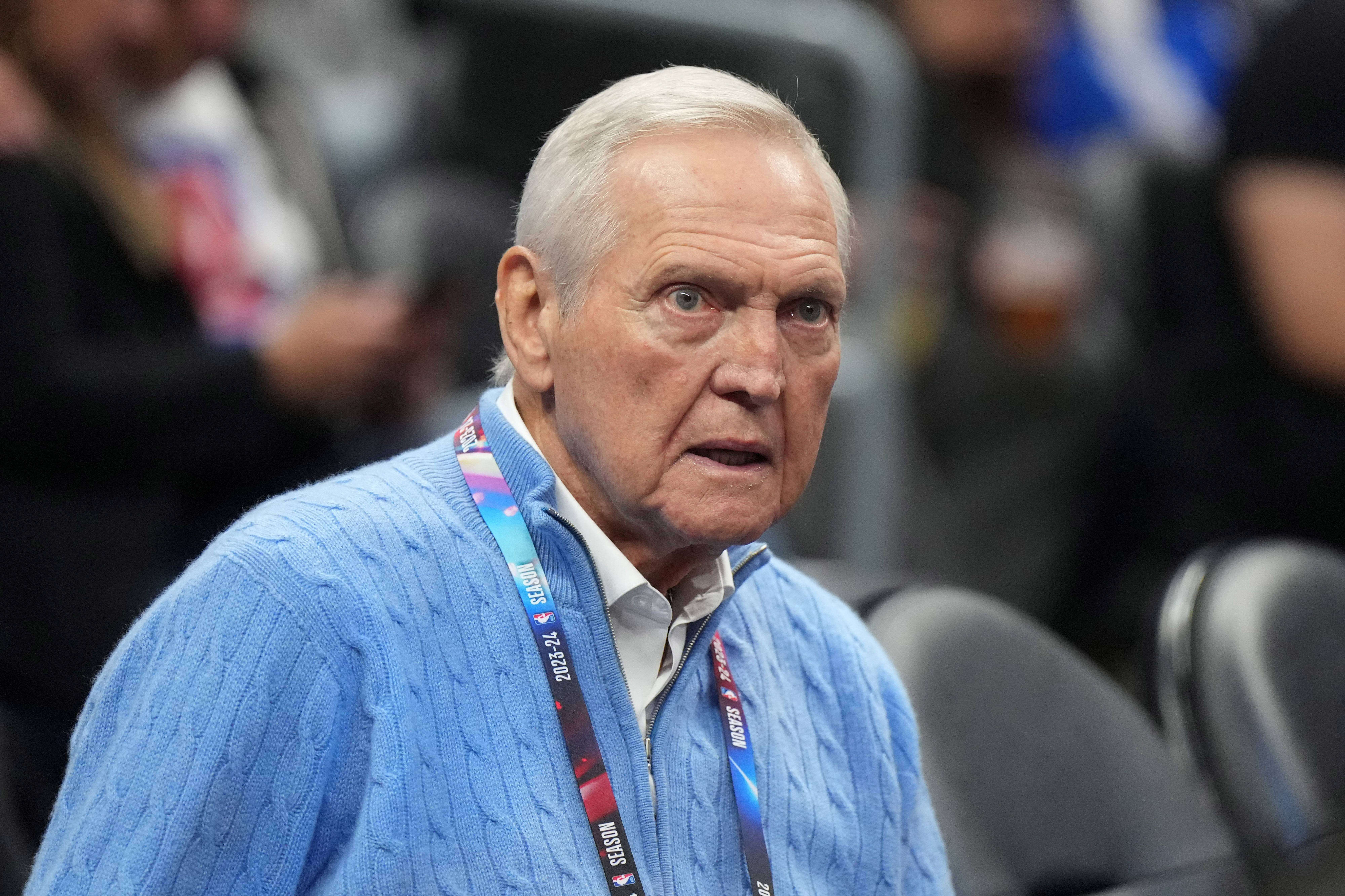  Jerry West observa un partido