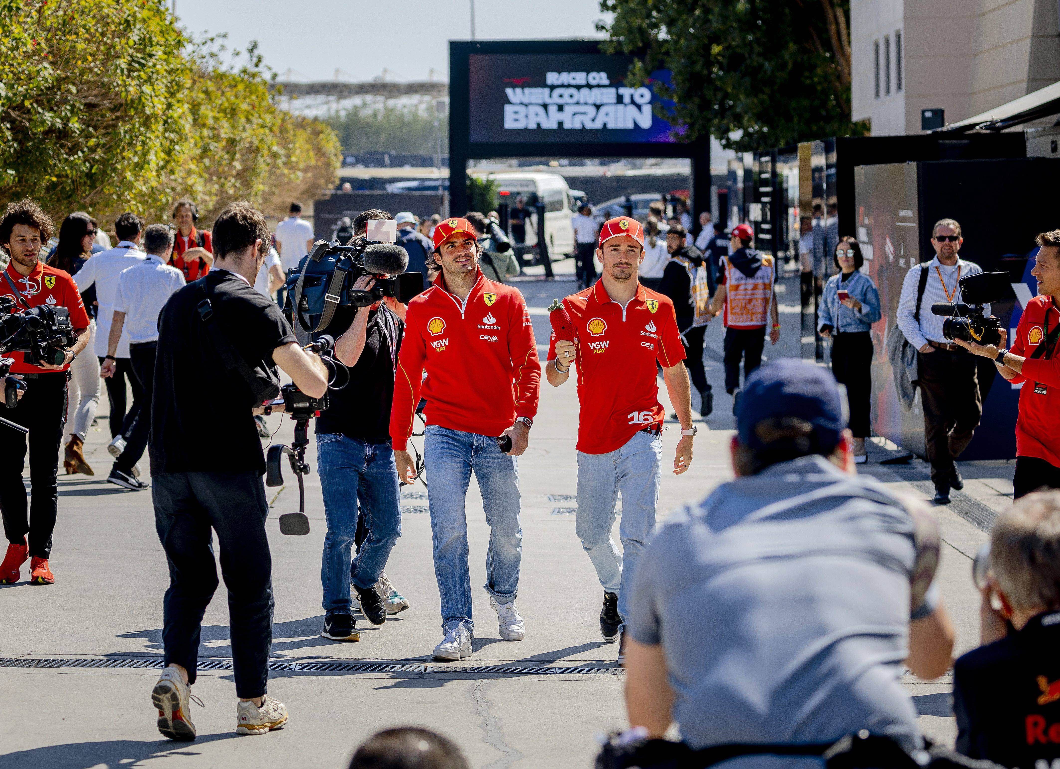  Carlos Sainz y Charles Leclerc, en Bahréin.
