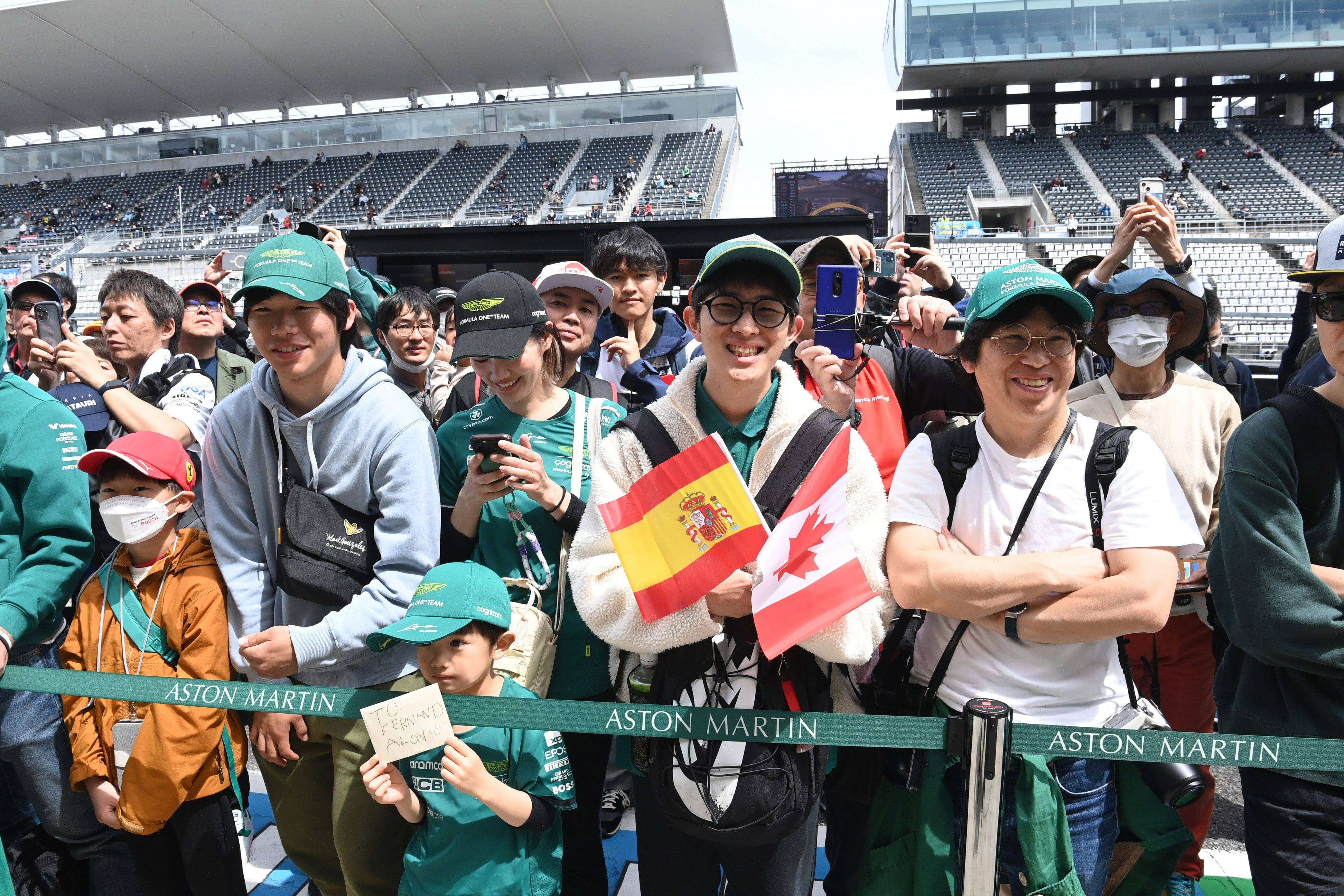  Aficionados japoneses esperando a Fernando Alonso.