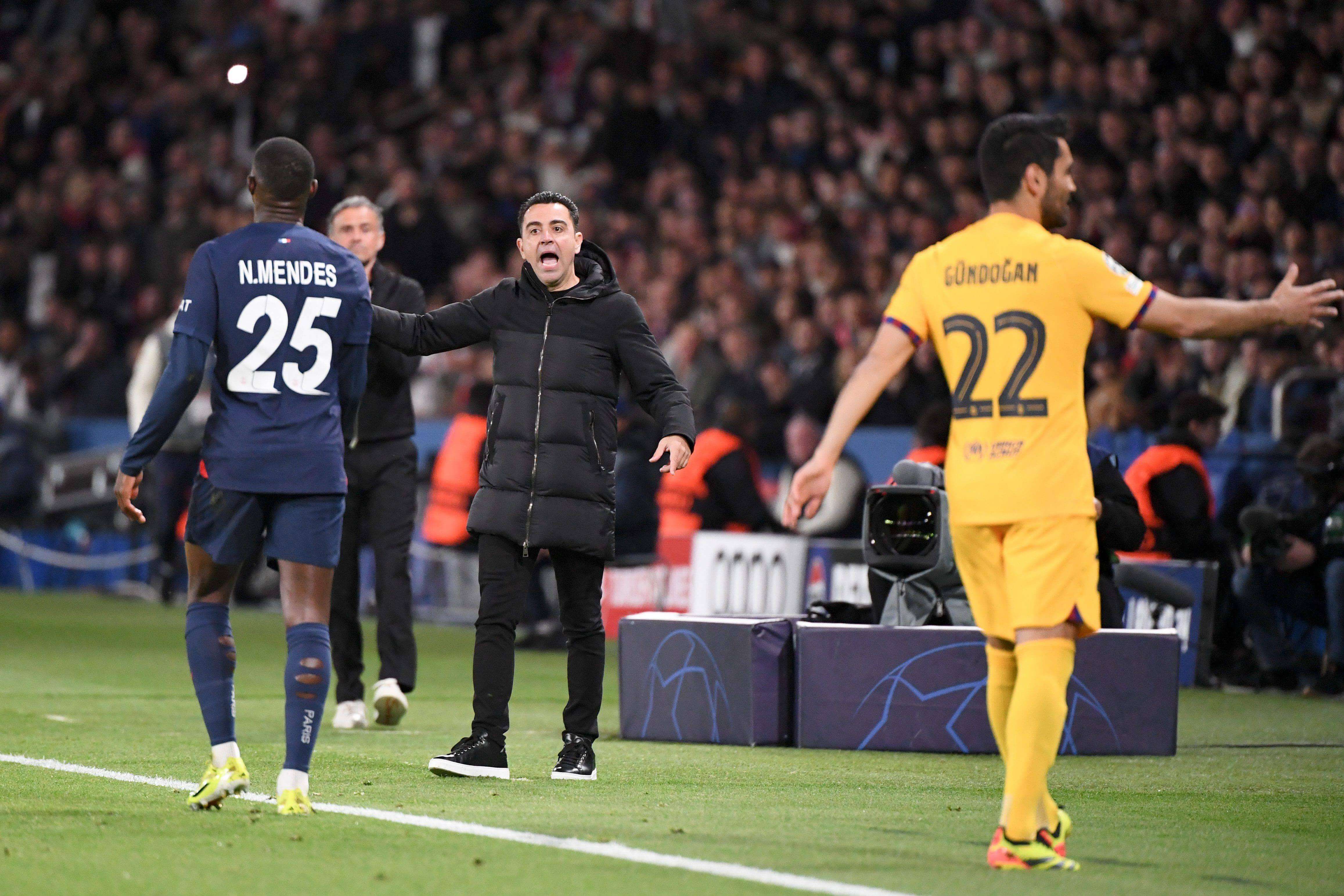 Xavi Hernández da indicaciones a sus jugadores en el PSG-Barcelona (FOTO: Cordón Press).