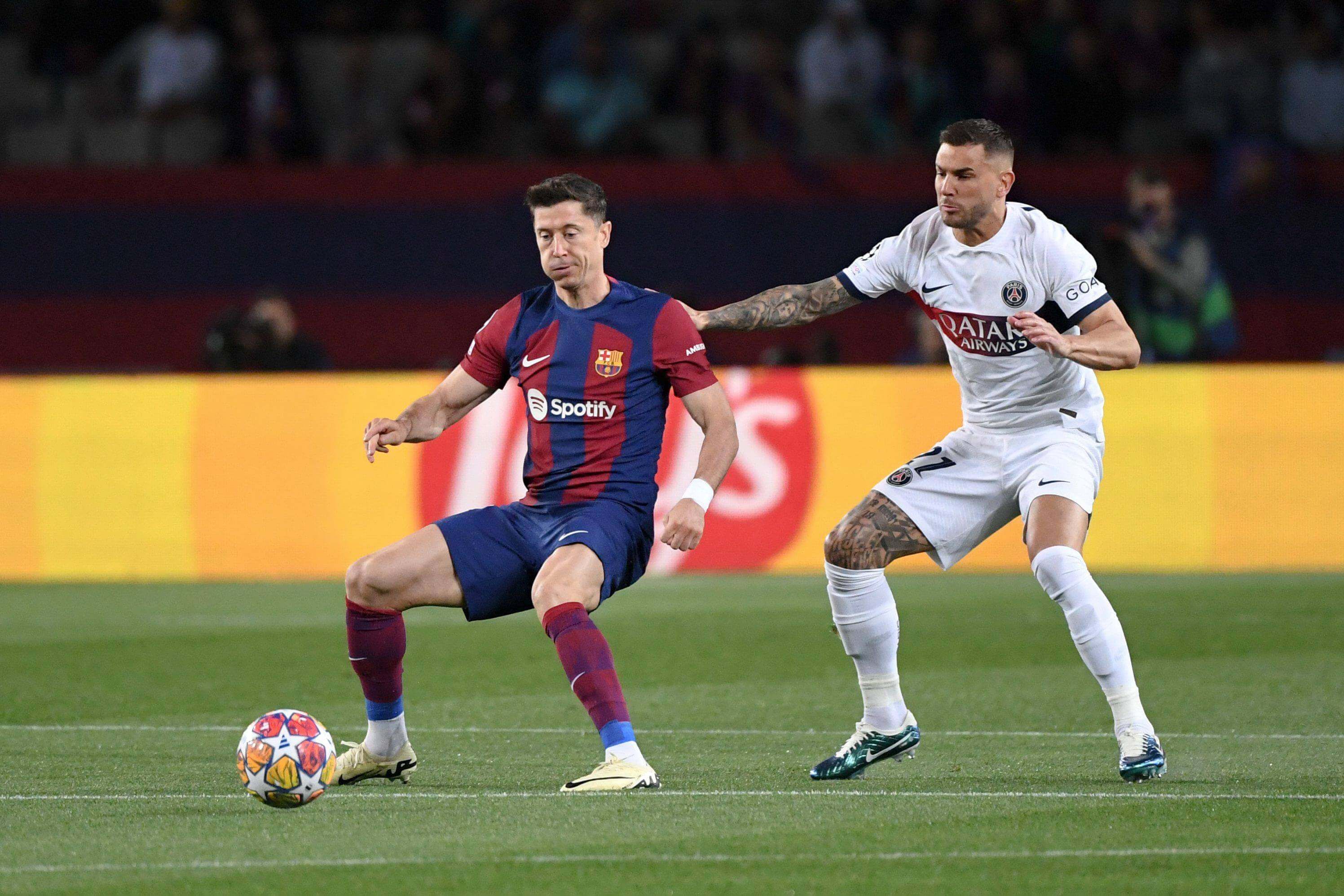 Robert Lewandowski defiende un balón en el Barcelona-PSG.