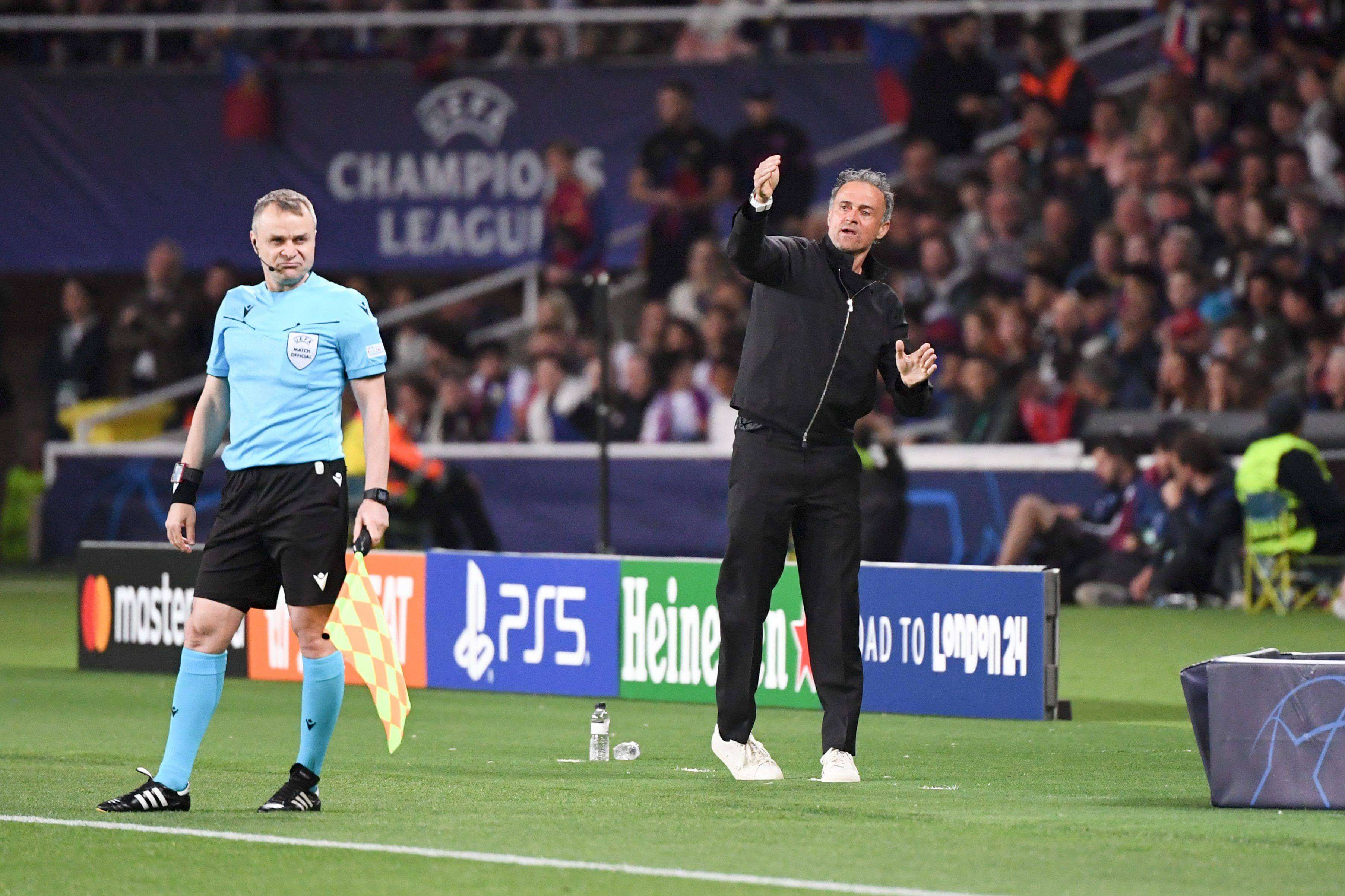  Luis Enrique da indicaciones a sus jugadores durante el Barça-PSG (FOTO: Cordon Press).
