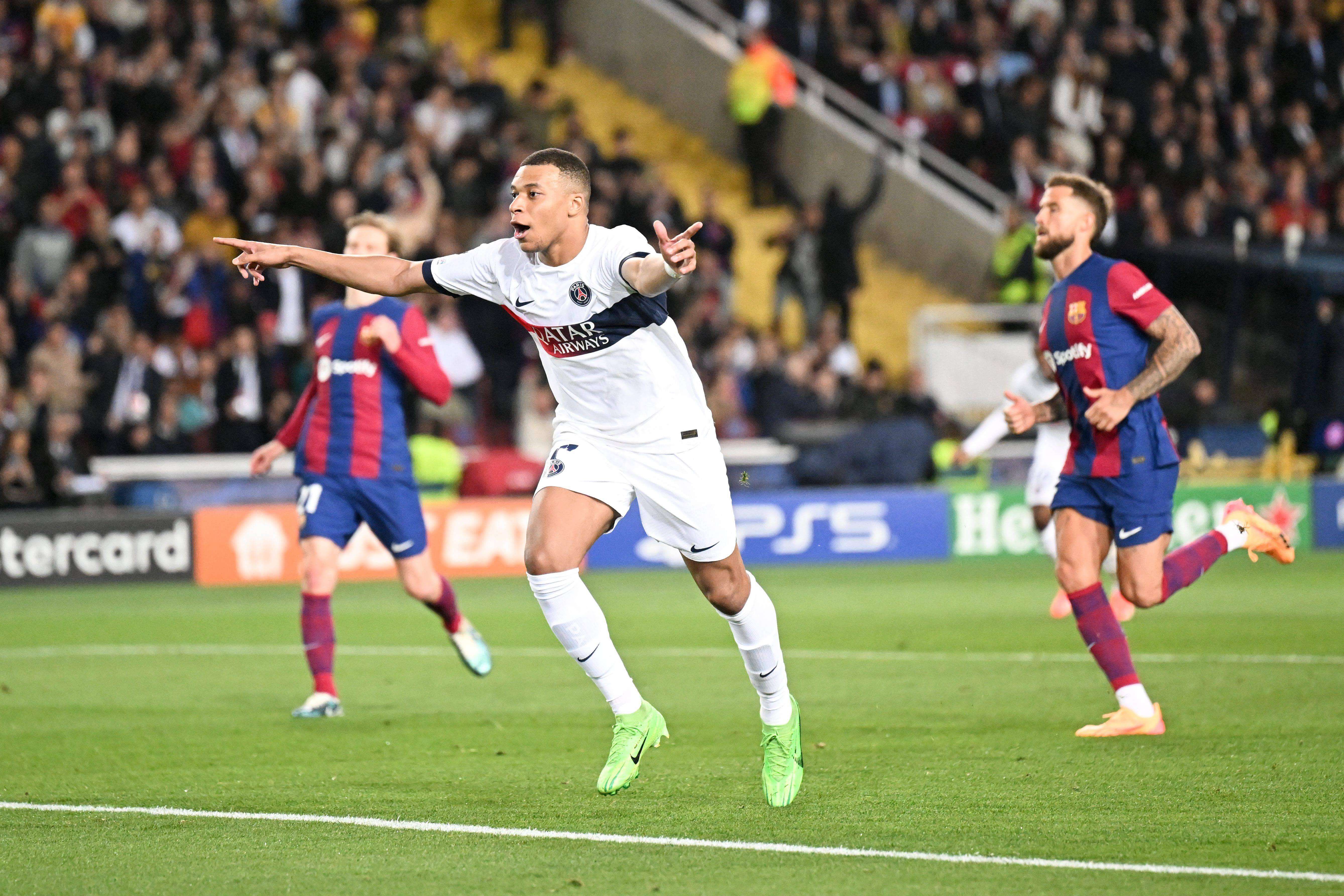  Mbappé celebra un tanto con el PSG en Montjuic
