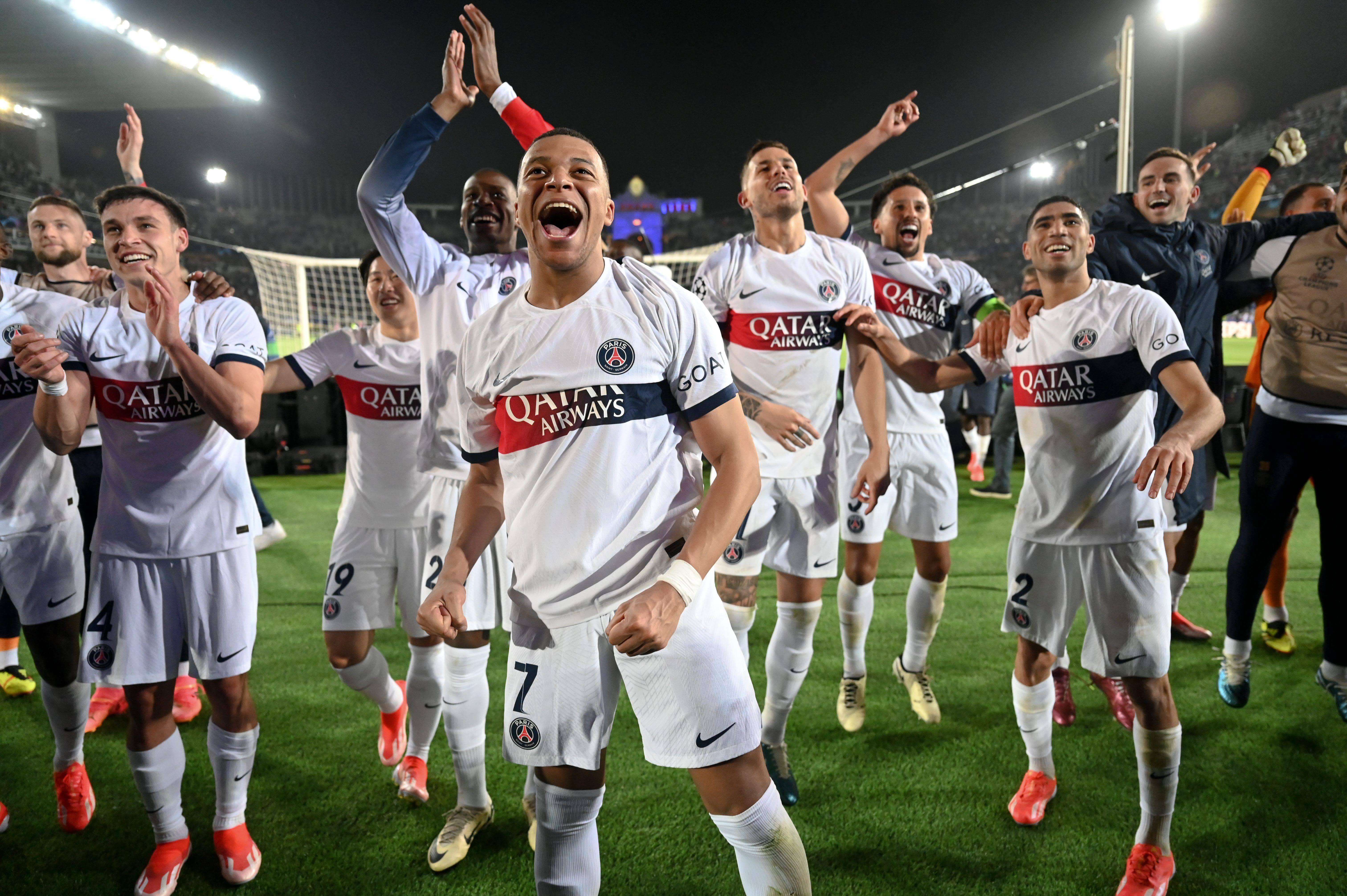  Mbappé y sus compañeros celebran un tanto en Montjuic